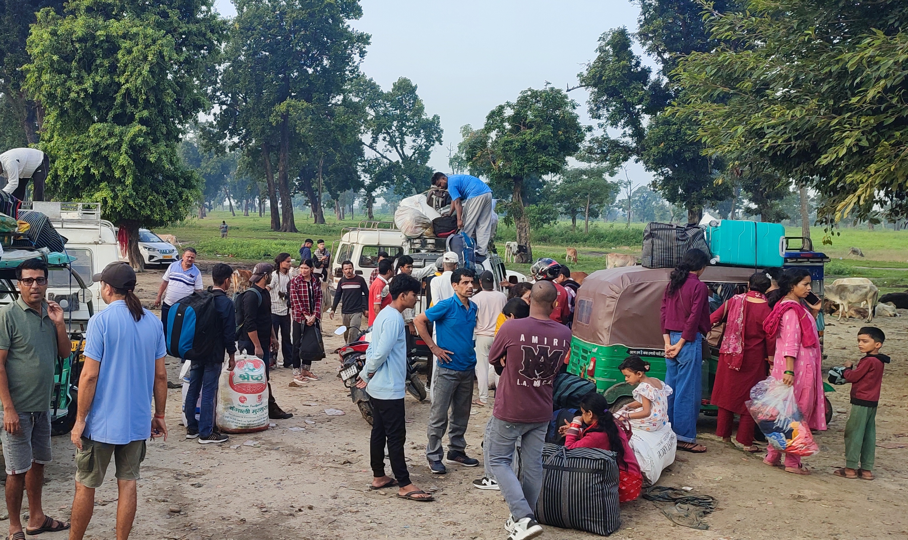दसैँ मनाउन भारतबाट फर्किंदै नेपाली, गड्डाचौकीमा चहलपहल