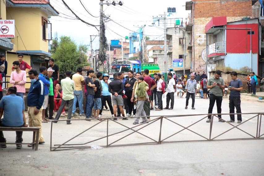 उपचार खर्च बेहोर्ने सहमतिपछि हरिसिद्धिमा स्थानीयको आन्दोलन स्थगित, सडक सुचारु