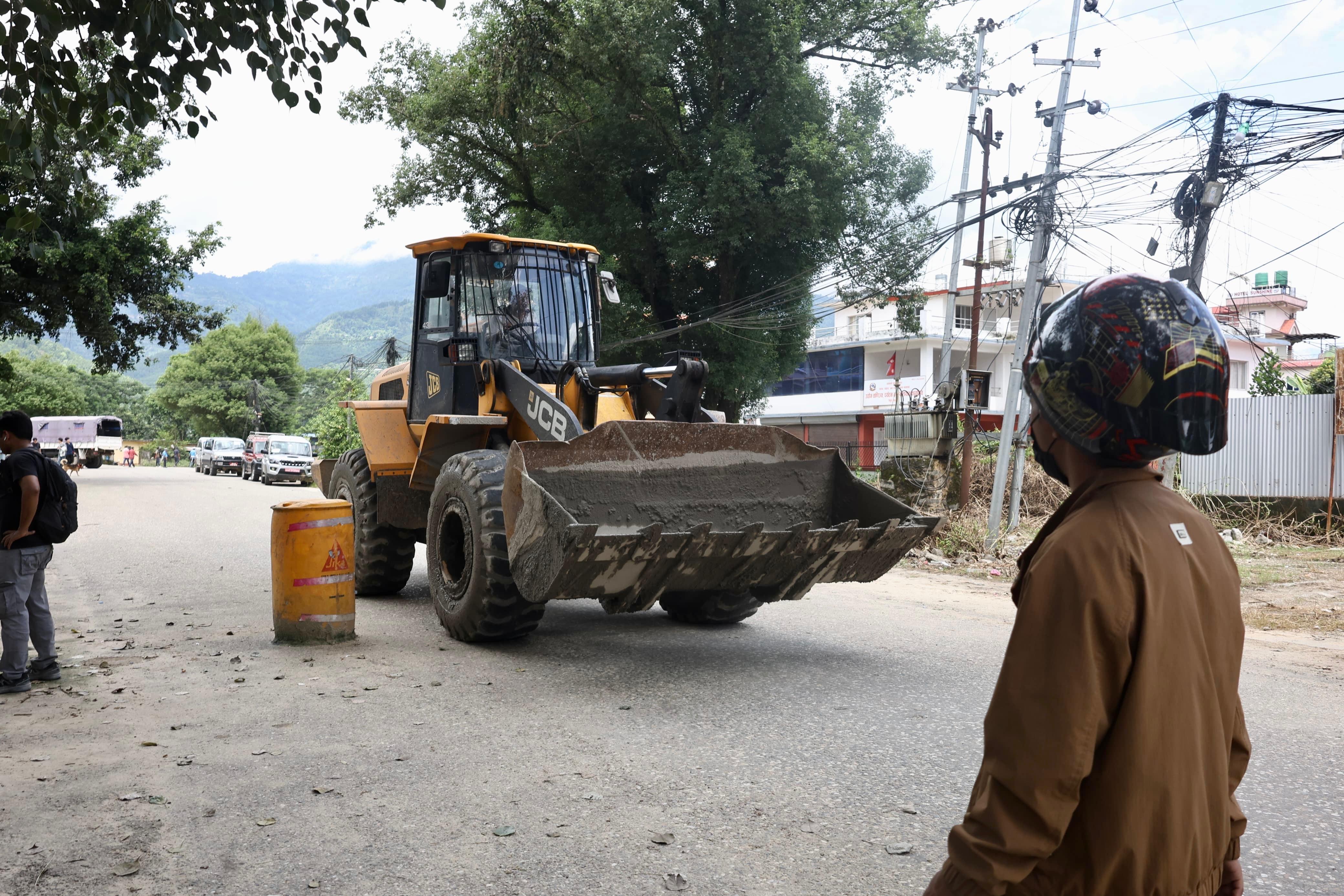 भोटेकोसीमा पानीको बहाव बढ्यो, उद्धारकर्मी सुरक्षित ठाउँमा जाँदै [तस्वीरहरू]