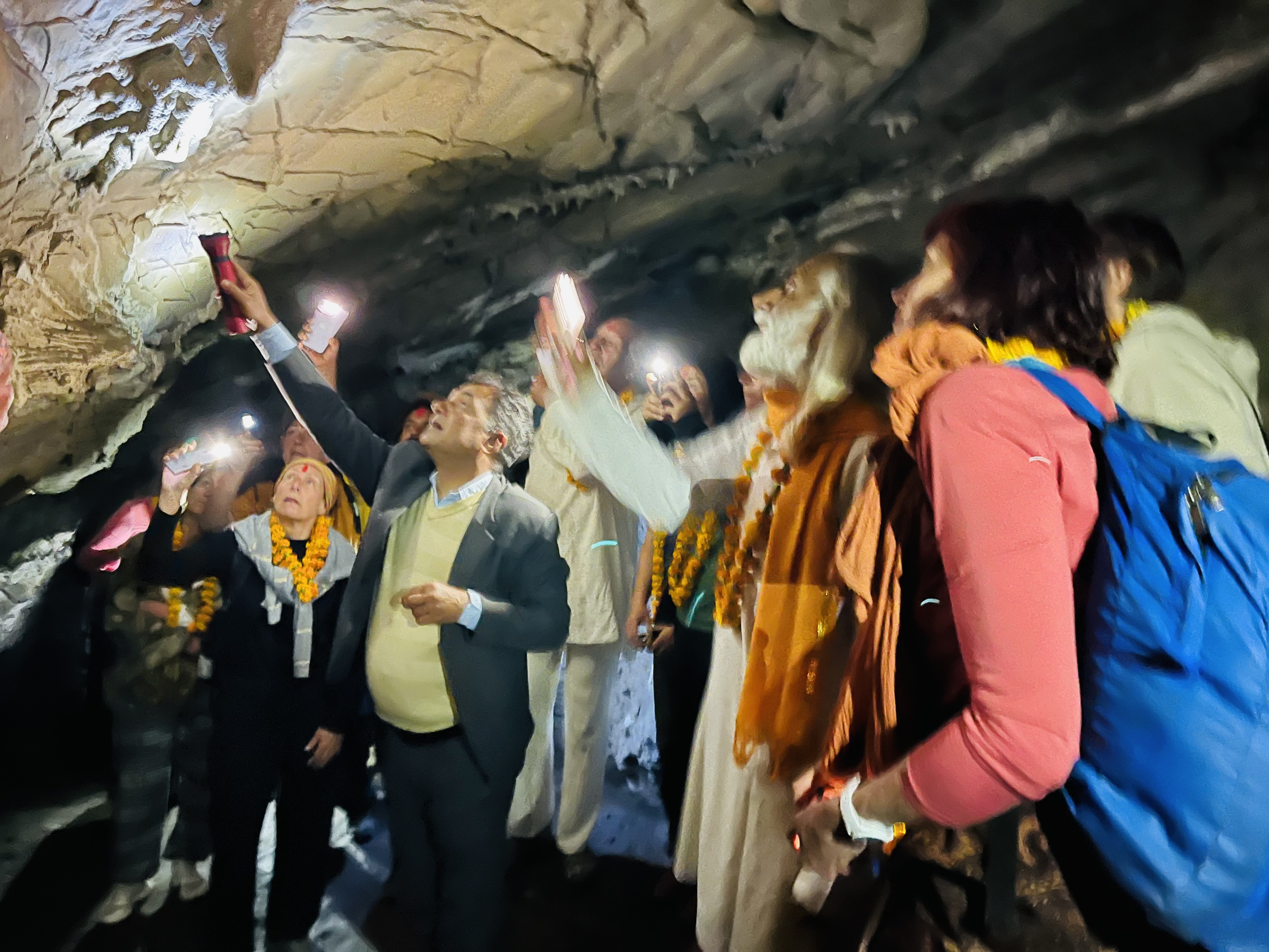 बाँदर लखेट्ने क्रममा भेटिएकाे विचित्र गुफामा पुगे विदेशी पर्यटक