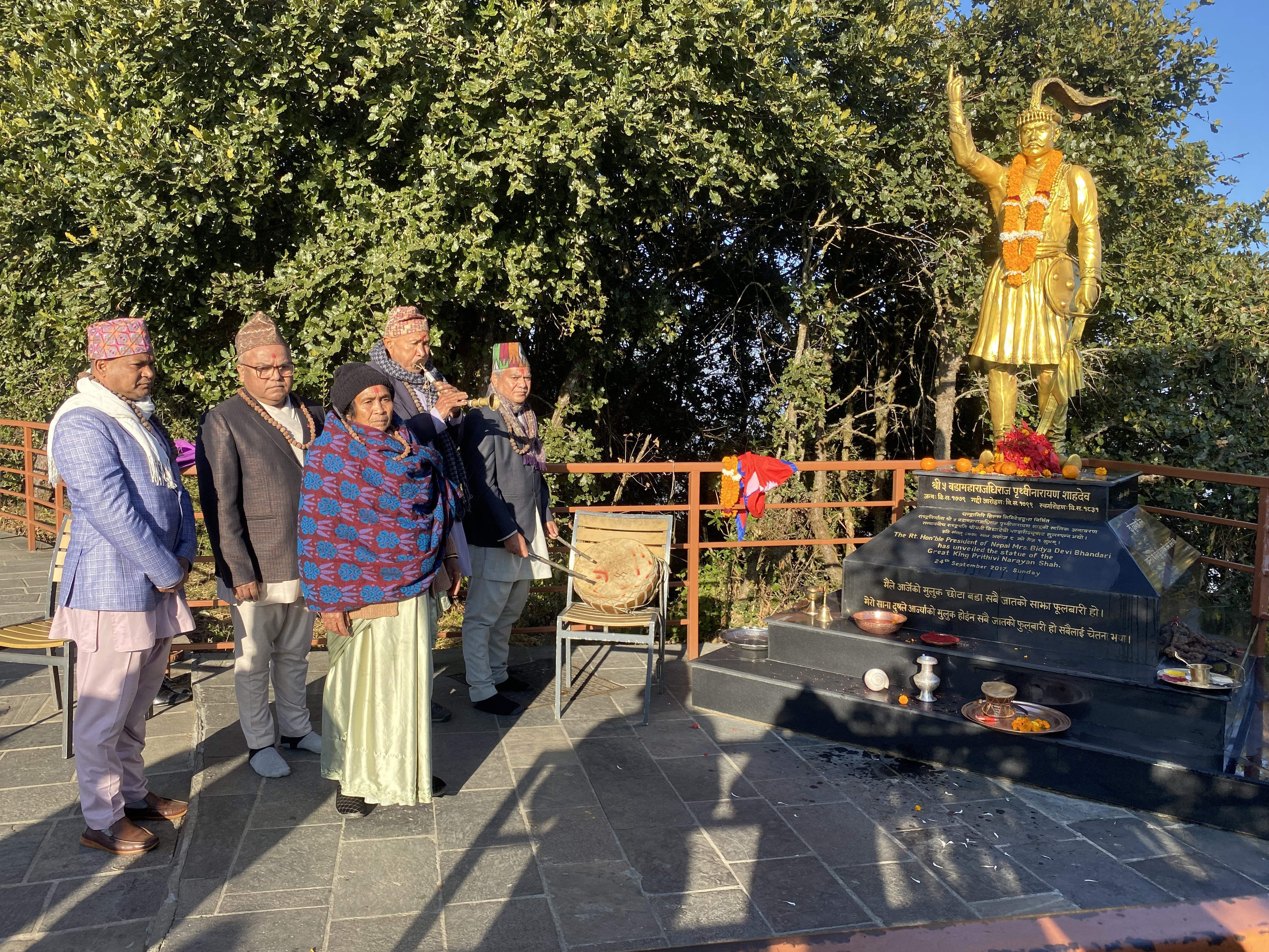 बिसे नगर्चीका सन्ततिद्वारा चन्द्रागिरिस्थित पृथ्वीनारायणको सालिकमा नगरा