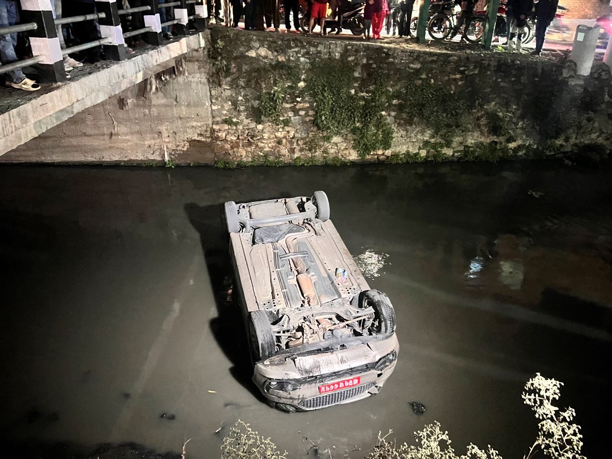 धोबी खोलामा खस्यो कार (तस्वीरहरू) 