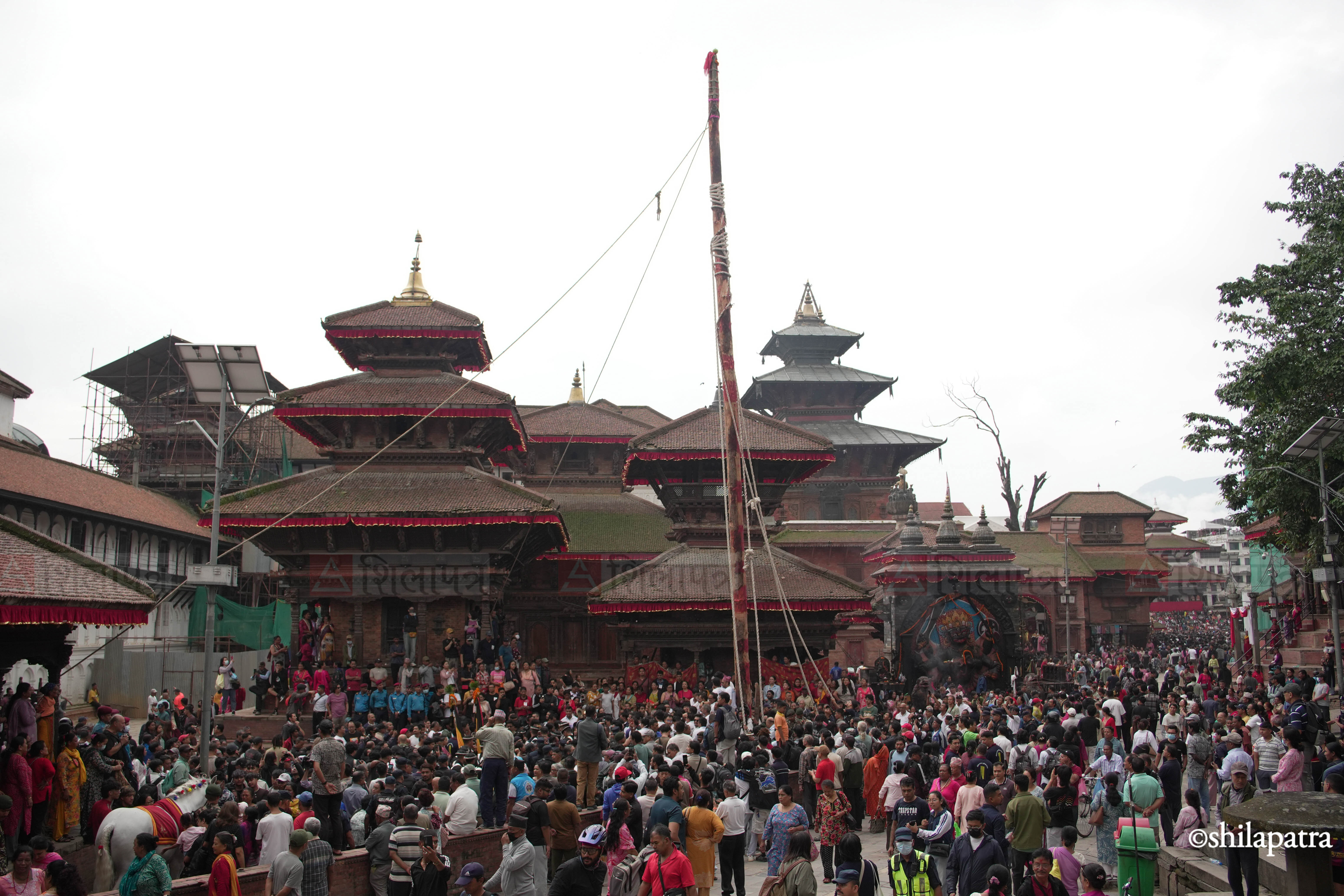 इन्द्रजात्रा औपचारिक रूपमा सुरु, हनुमानढोकामा उठाइयो लिङ्गो (तस्वीरहरू)