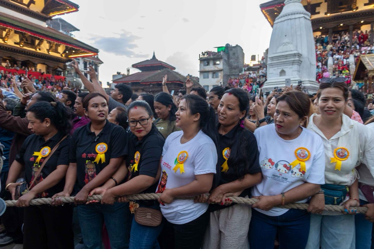 इन्द्रजात्राको अन्तिम दिन महिलाले ताने रथ, मन्त्रीहरु पनि पुगे वसन्तपुर (तस्वीरहरू)