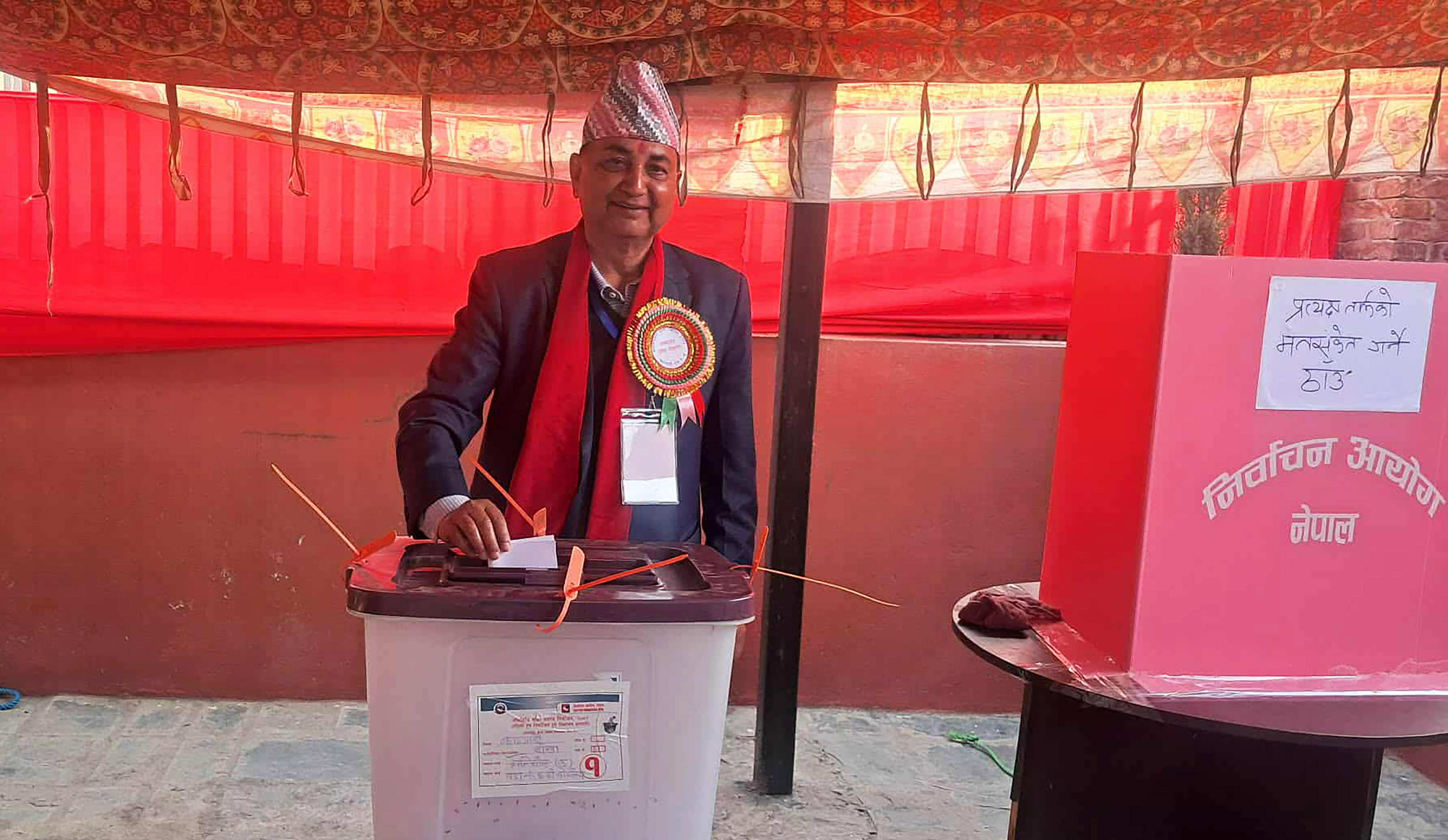 एमाले नेता पोखरेलले गरे मतदान