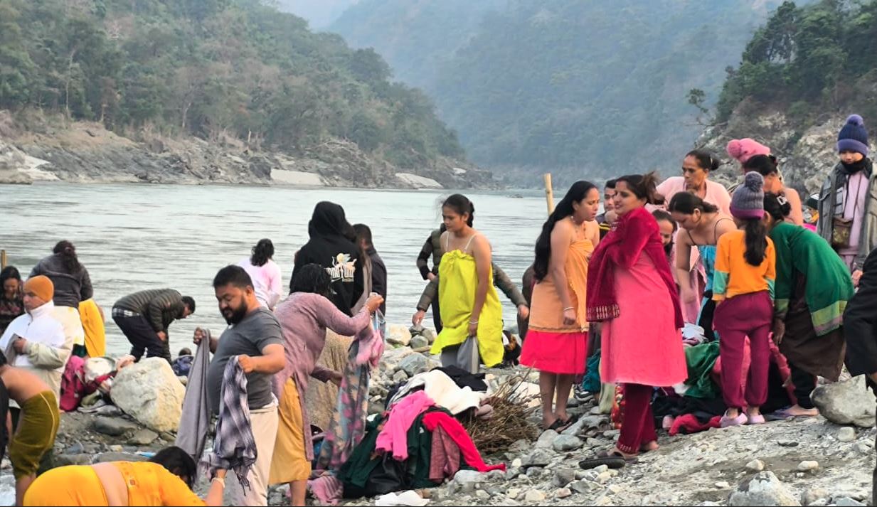 देशभरका त्रिवेणीधाम र धार्मिकस्थलमा मकर स्नान गर्नेको घुइँचो