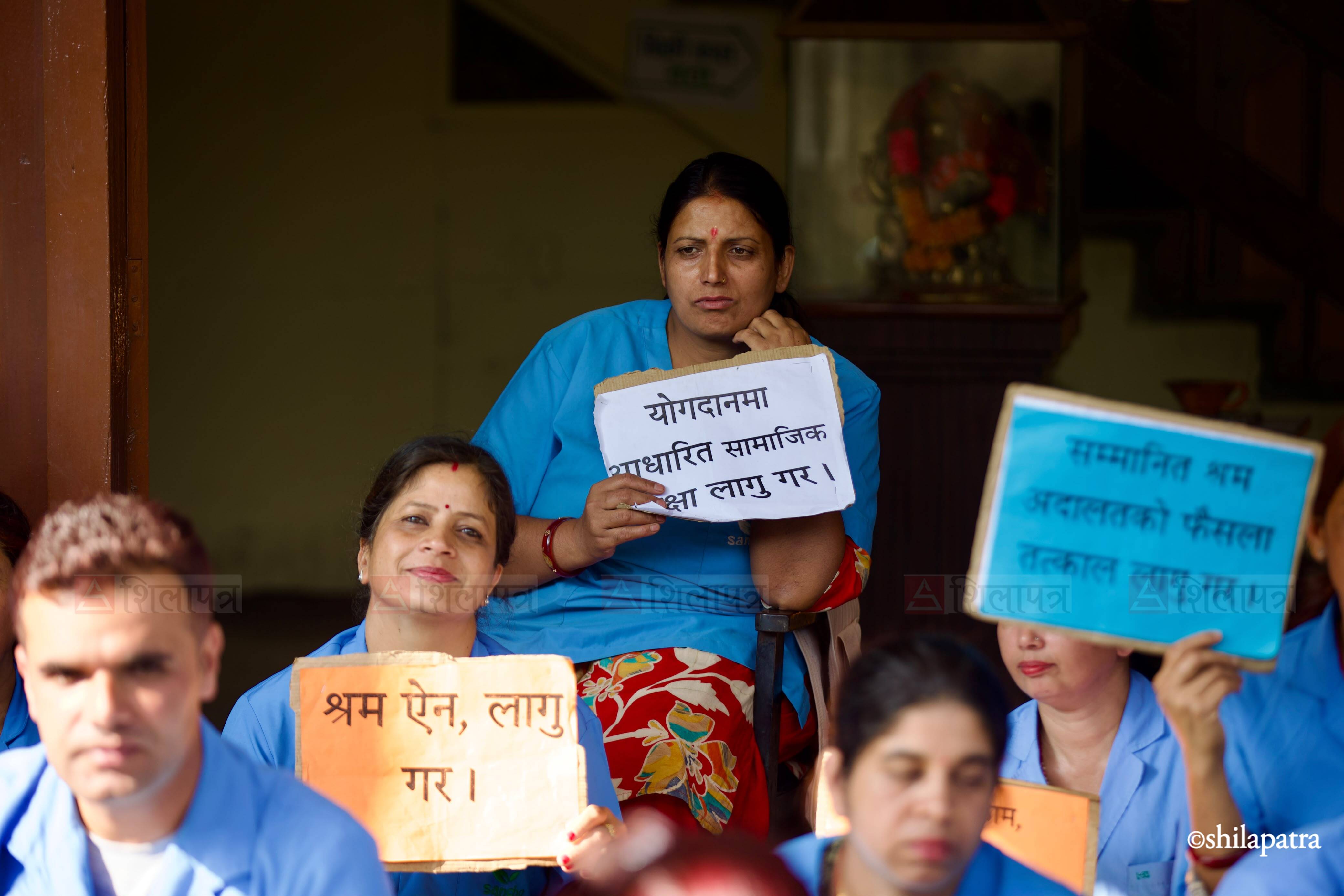 जडीबुटी कम्पनीका कर्मचारी आन्दोलित, उत्पादन बन्द (तस्वीरहरू)
