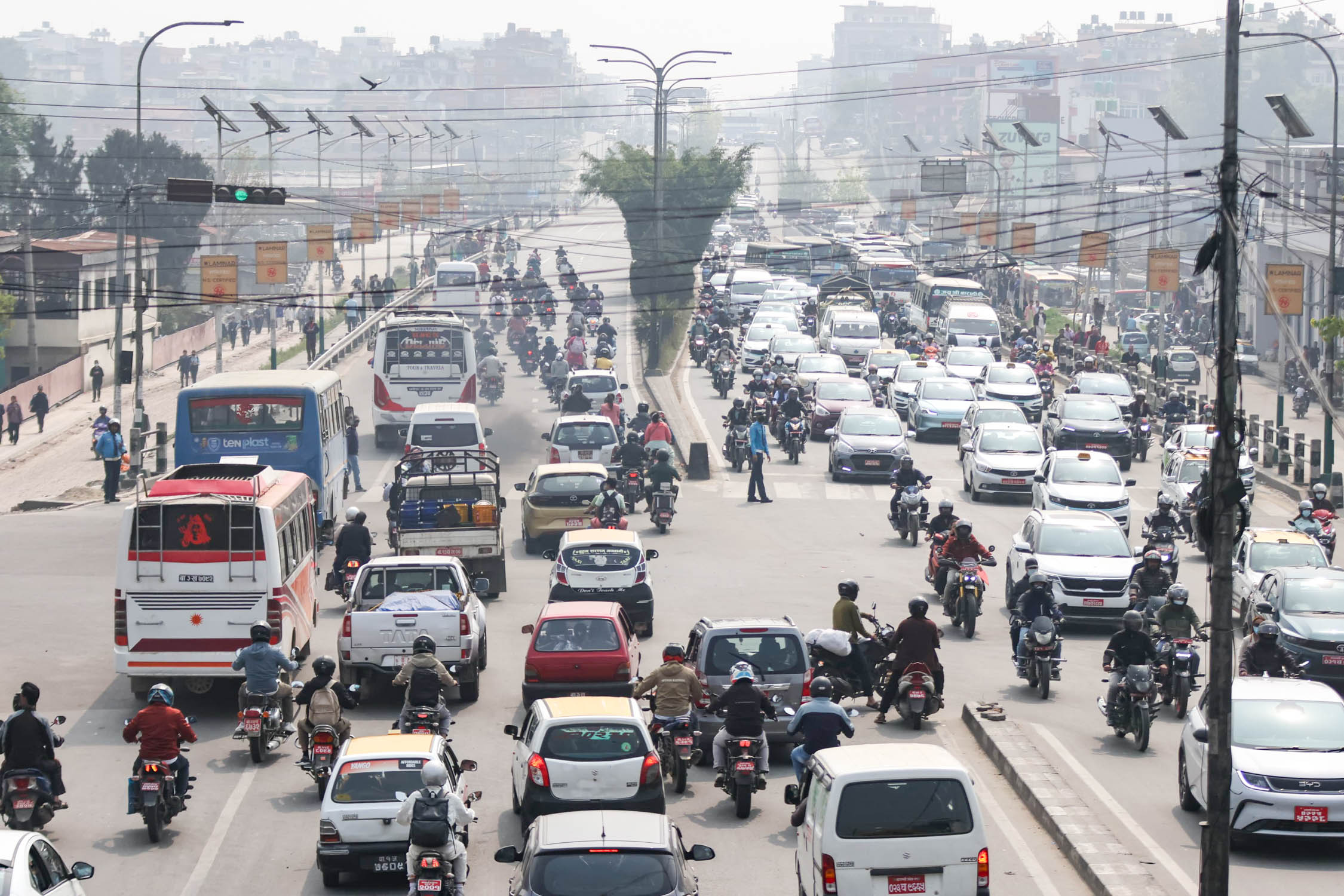 आइतबारको बिदाले पनि घटेन काठमाडाैंको जाम, के भन्छ ट्राफिक प्रहरी ? [तस्वीरहरू]