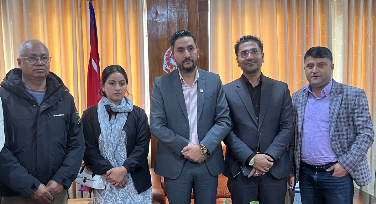 सञ्चारमन्त्री खरेलद्वारा दिवंगत पत्रकार सुरेश रजकको परिवारसँग भेट