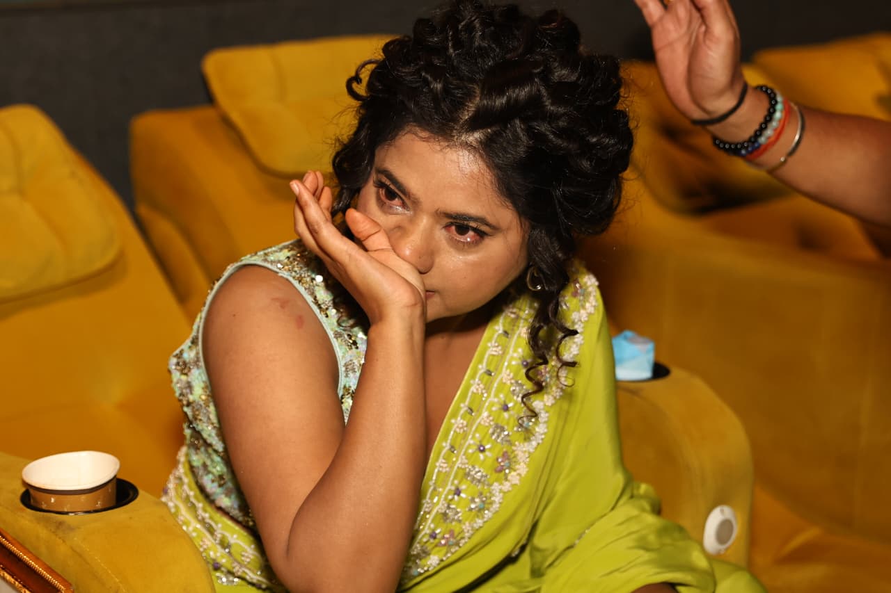 ‘जनै हराएको मान्छे’को प्रिमियरमा केकीदेखि अञ्जुसम्मको आँसु (तस्वीरहरू)