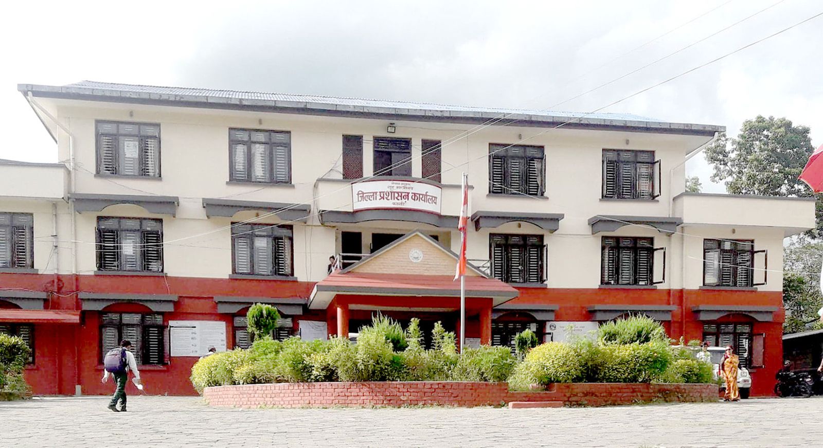 जिल्ला प्रशासन कार्यालय कास्कीले दियो तीन जनालाई आमाको नामबाट नागरिकता