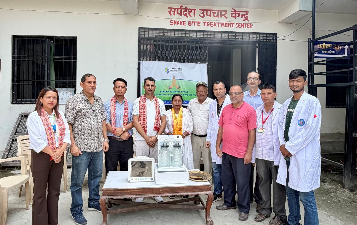 कामना सेवा विकास बैंकले दियाे रेडक्रसलाई सर्पदंश उपचार उपकरण