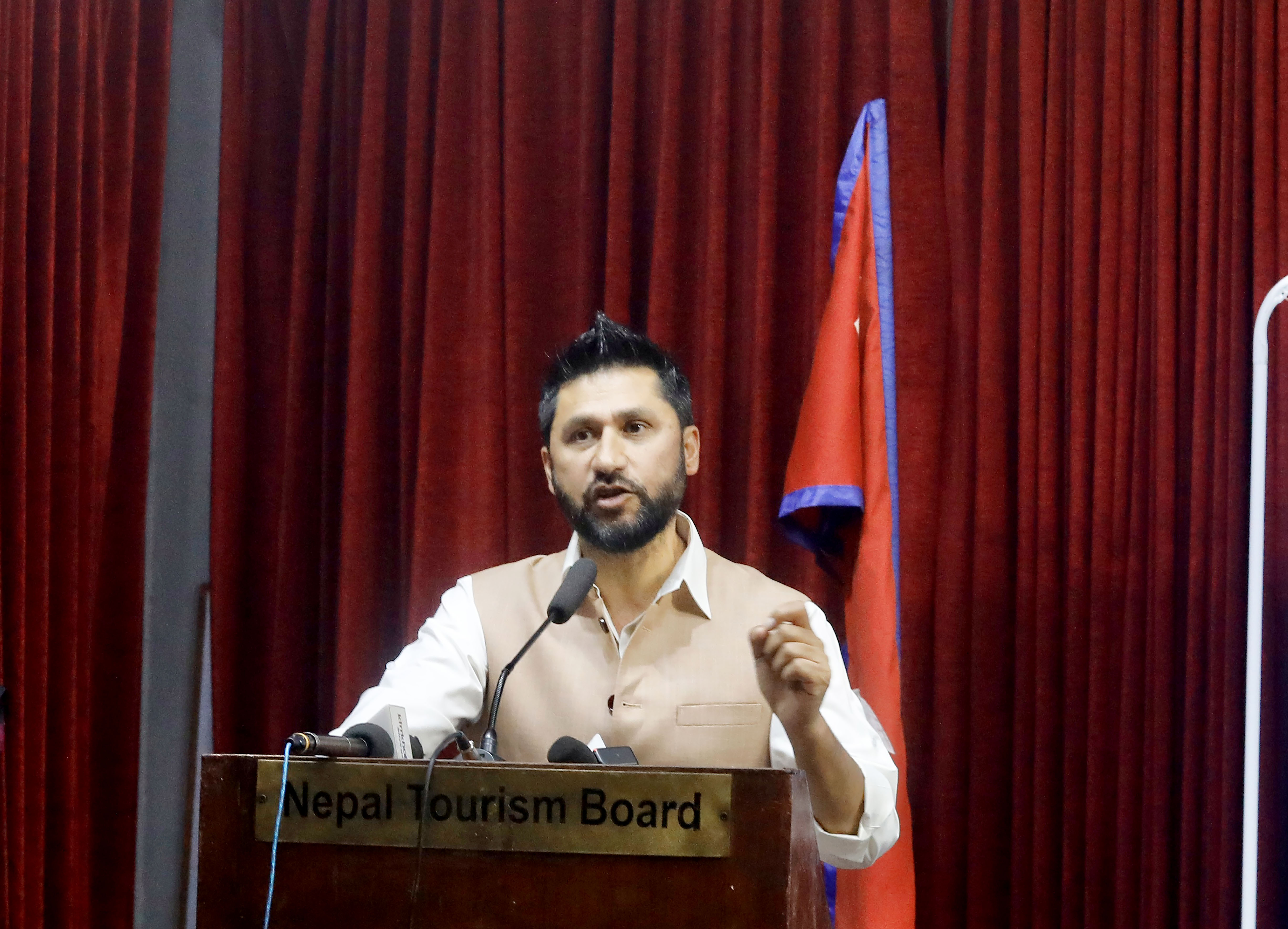 सुरक्षित स्थानमा स्थानान्तरण गरी भूमिहीनलाई लालपूर्जा उपलब्ध गराउँछौँ : रवि लामिछाने