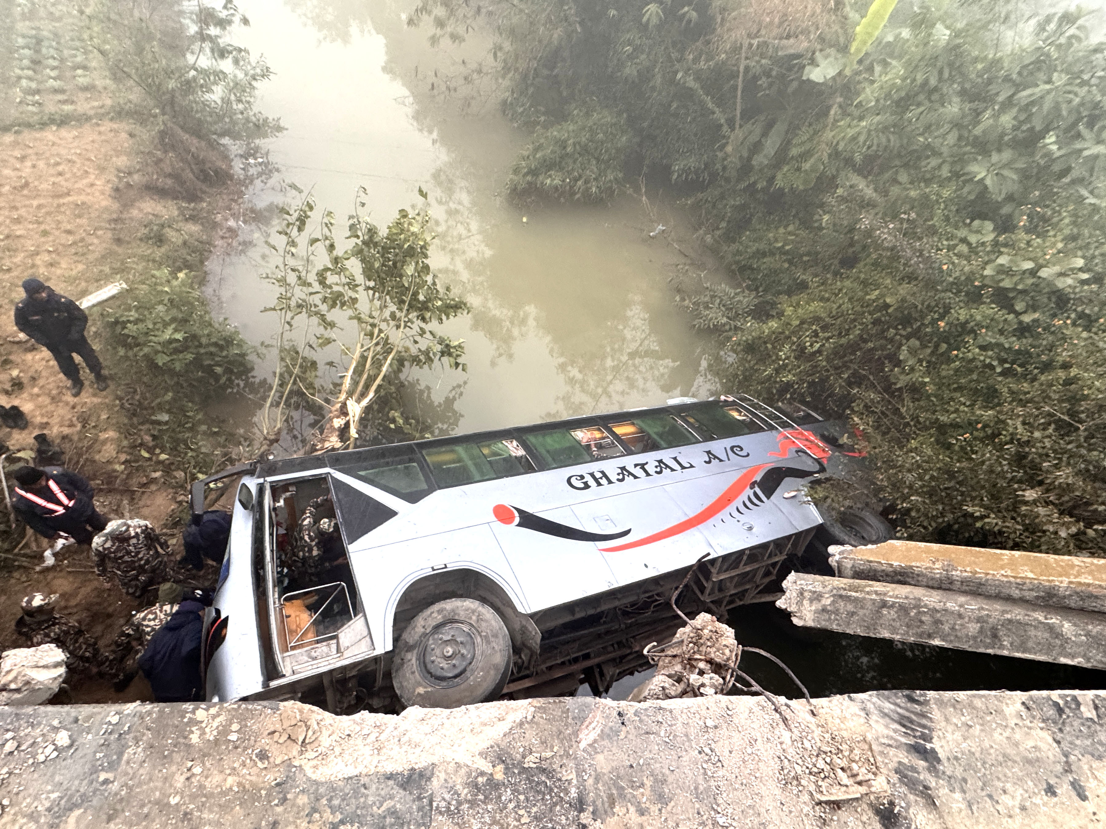 दाङमा बस दुर्घटना, २२ यात्री घाइते