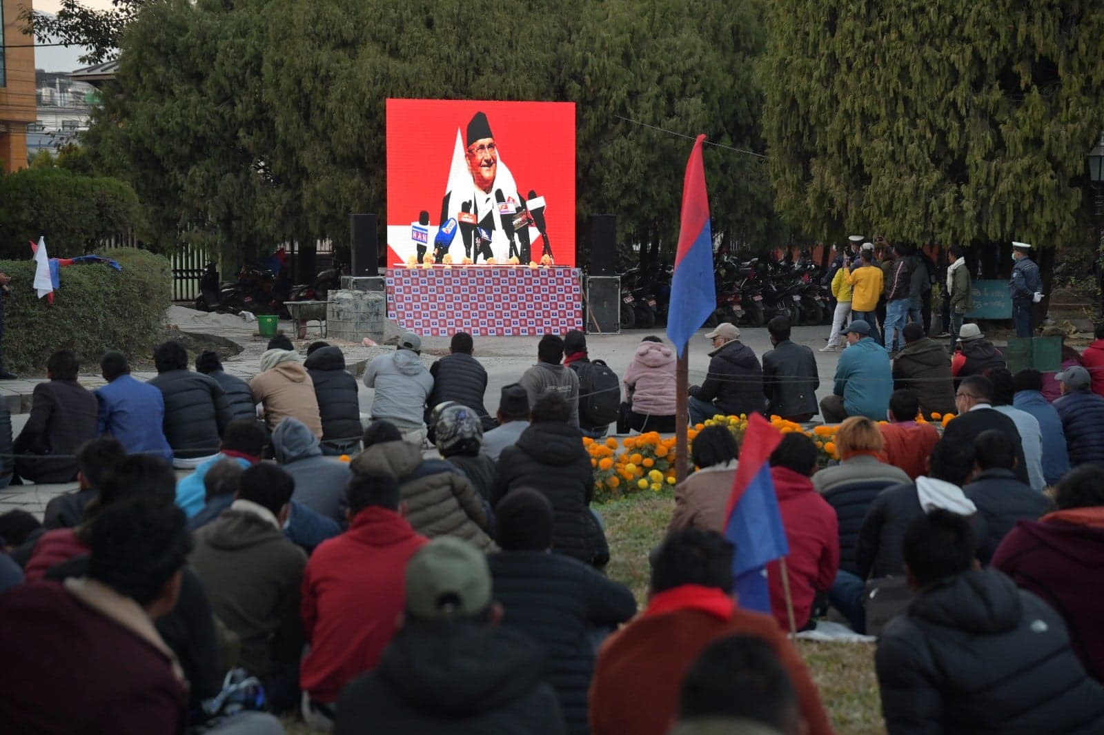 पूर्वप्रधानन्यायाधीशहरूलाई ओलीको प्रश्नः सडकबाट फैसला दिनुहुन्छ कि संवैधानिक इजलासबाट ?