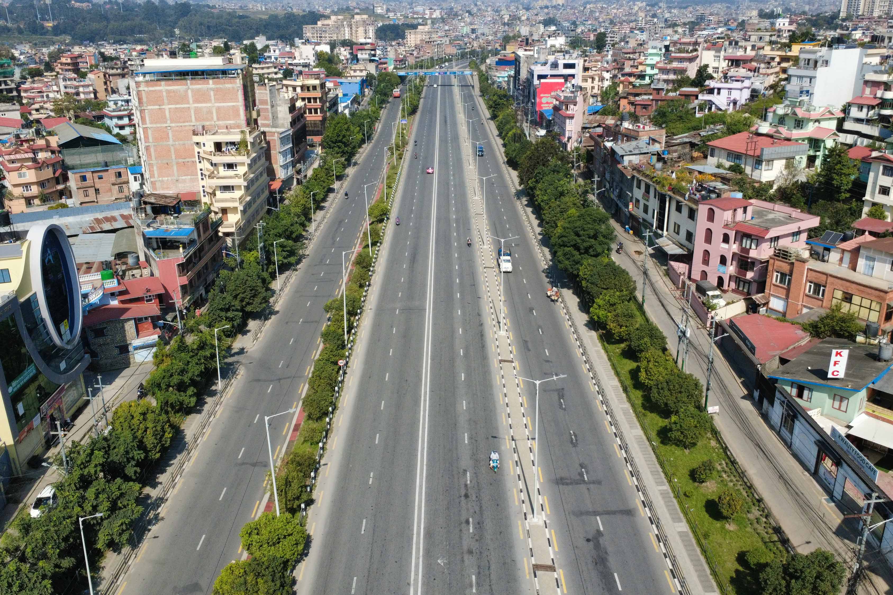 दसैँमा गाउँ फर्किने बढेपछि काठमाडौंका सडक सुनसान बन्दै (तस्वीरहरू)