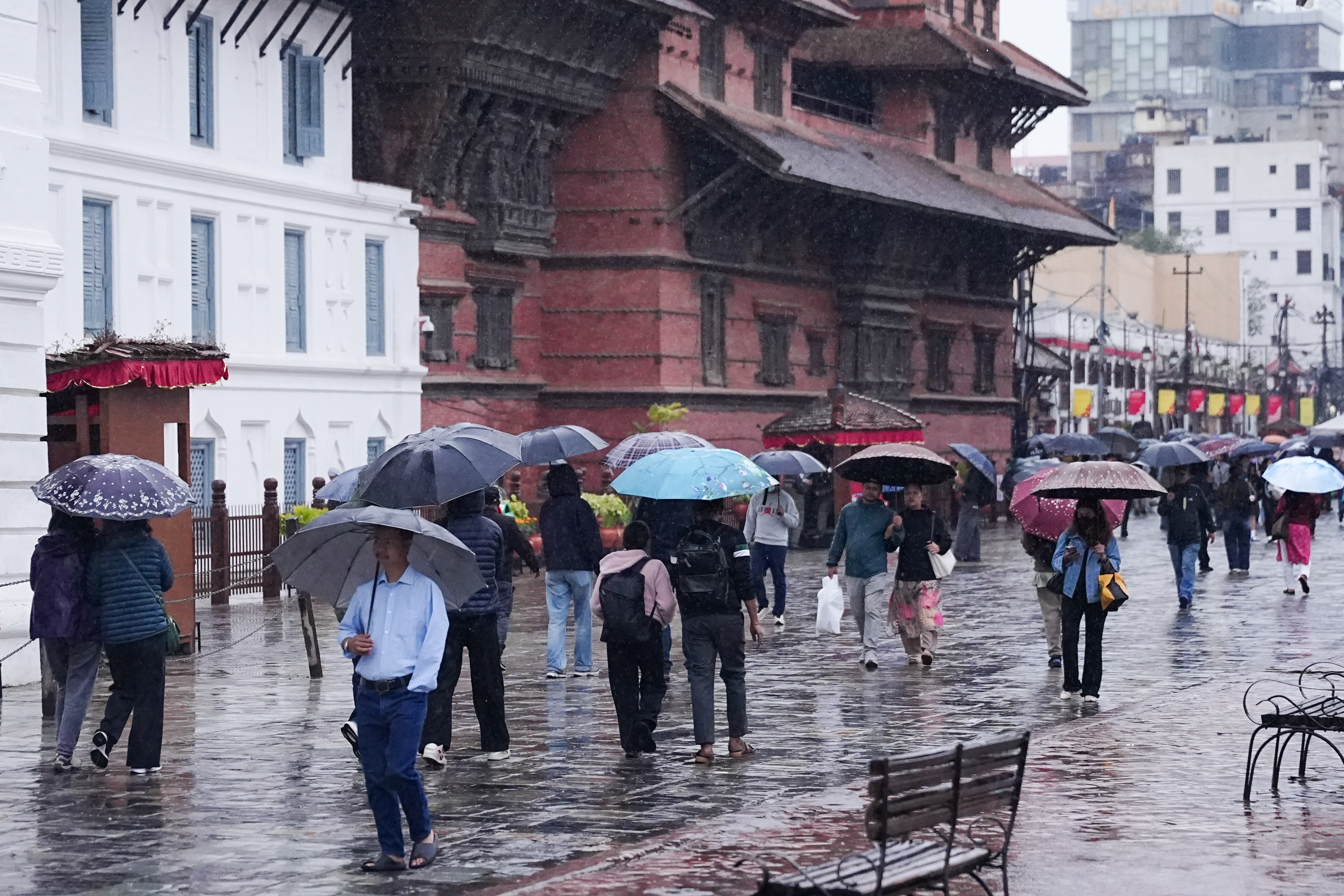 अर्नब चक्रवातको प्रभाव : काठमाडौंमा दिनभर वर्षा, जनजीवन प्रभावित [तस्वीरहरू]