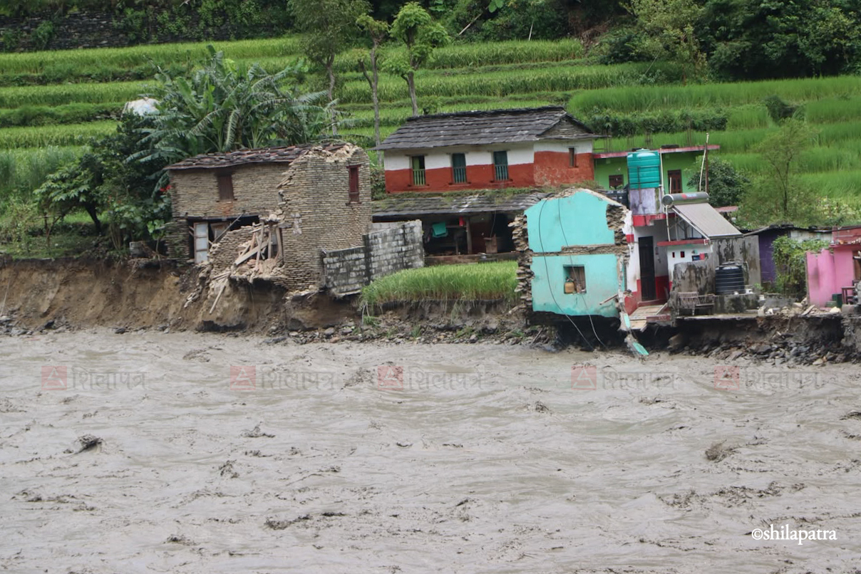 कालीगण्डकीको बाढीले फर्सेका ४० घर बगायो (तस्वीरहरू)