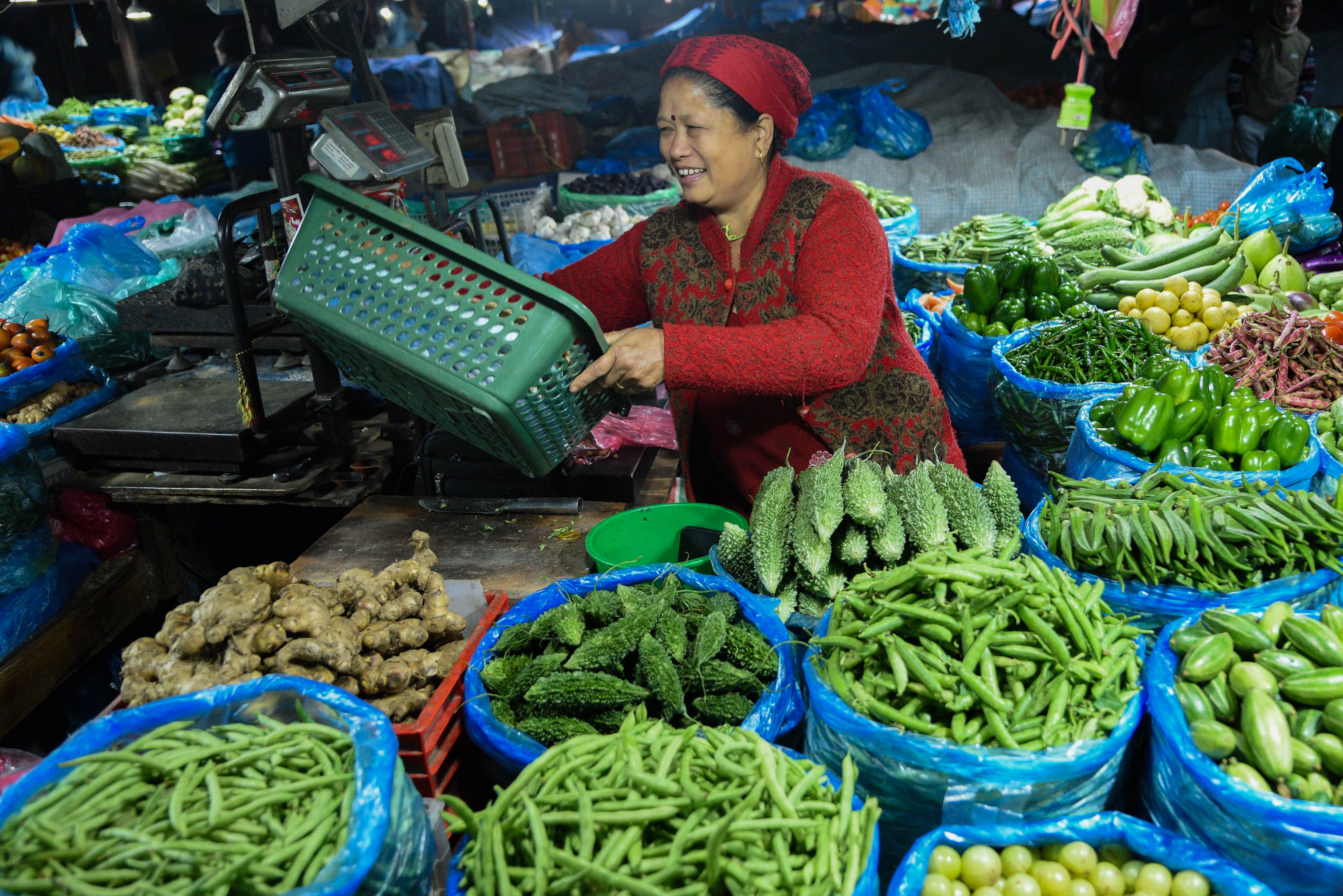 बिहान सबेरैदेखि राति अबेरसम्म यसरी चल्छ कालीमाटी तरकारी बजार (तस्वीरहरू)