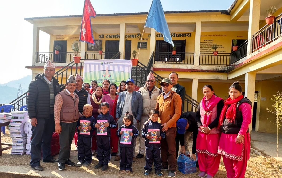 कामना सेवा विकास बैंकद्वारा स्याङ्जाको एक विद्यालयका विद्यार्थीहरूलाई पोशाक तथा शैक्षिक सामग्री वितरण