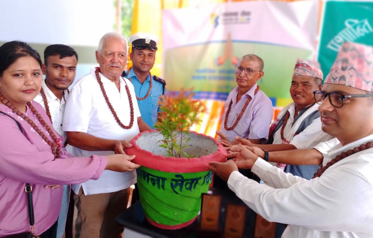 कामना सेवा विकास बैंकद्वारा प्रशान्ति टोल विकास संस्थालाई गमला हस्तान्तरण