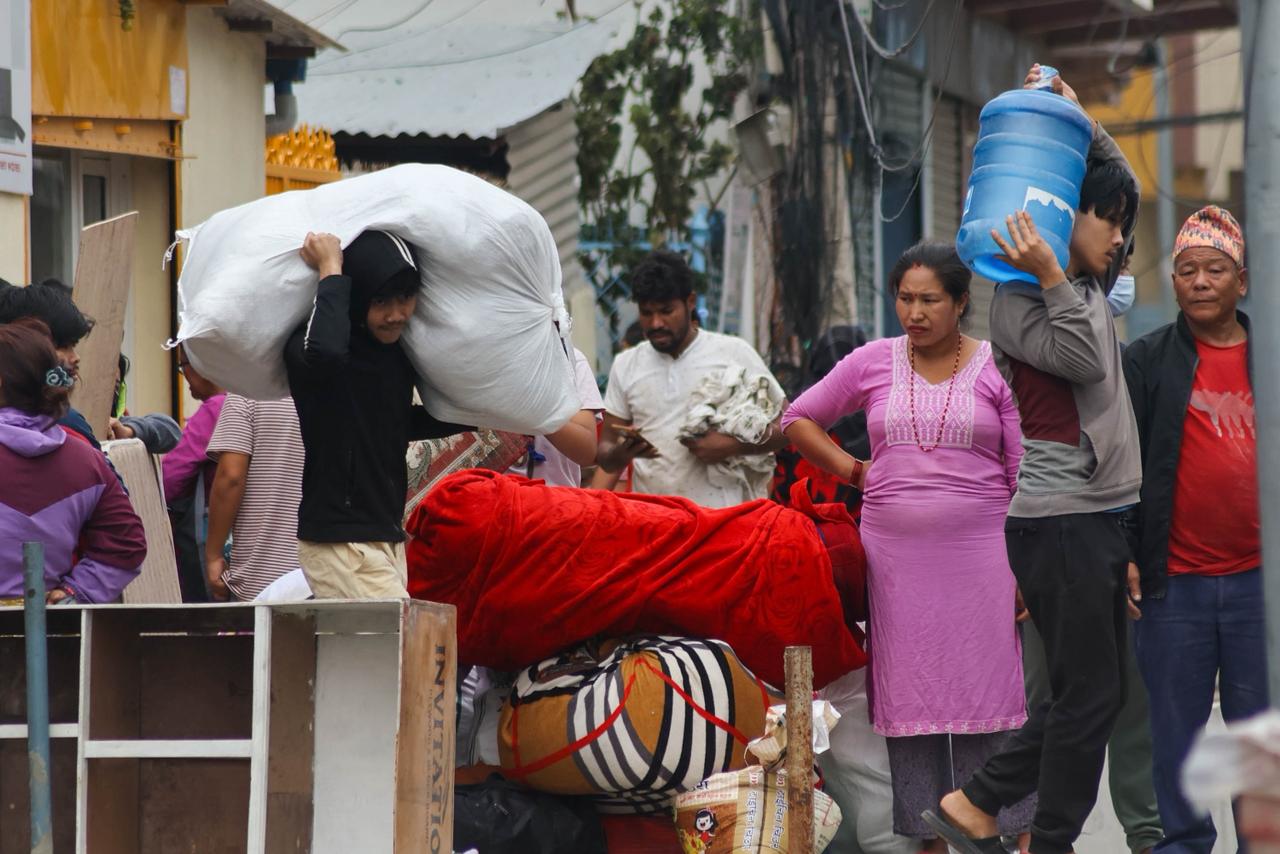काठमाडौंका बाँकी सुकुम्बासी बस्तीबाट पनि धमाधम सामान सारिँदै