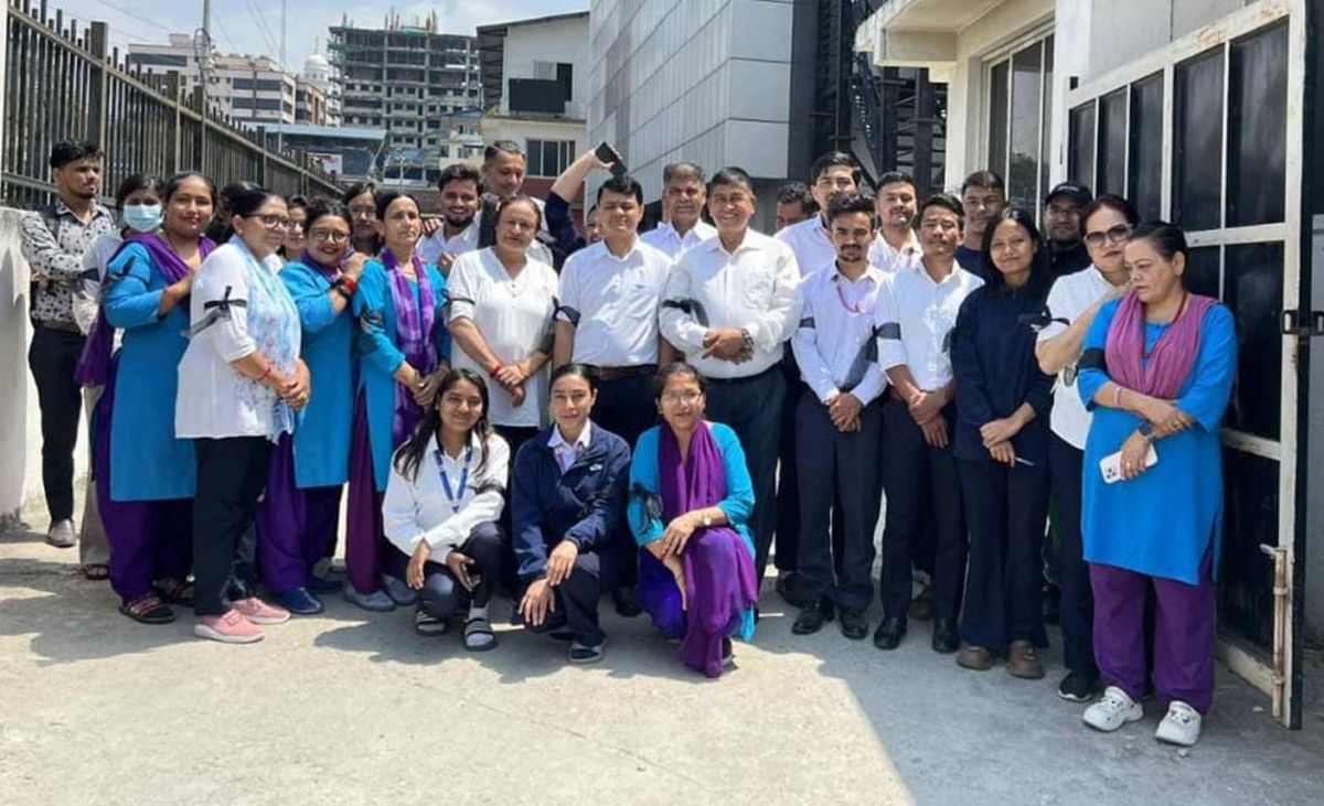 कालो पट्टी बाँधेर काममा छन् कर्मचारीहरू 