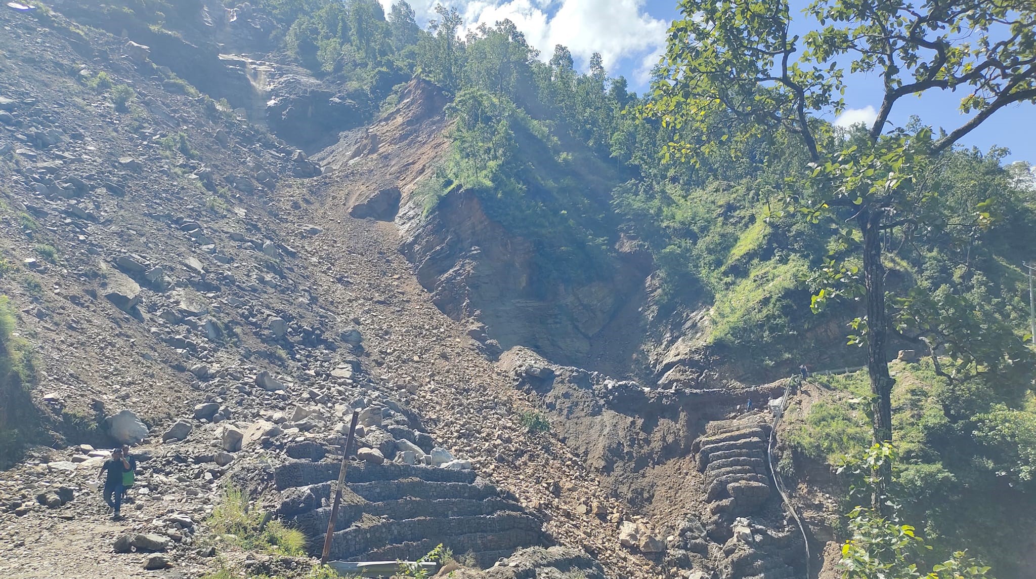 कर्णाली राजमार्ग स्तरोन्नतिमा राज्यको उपेक्षाले जोखिमपूर्ण यात्रा गर्न बाध्य नागरिक