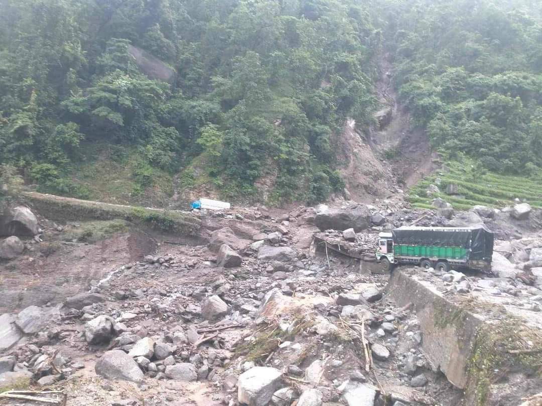 कर्णाली राजमार्ग अवरुद्ध हुँदा स्याउ बोकेका सवारीसाधन अलपत्र