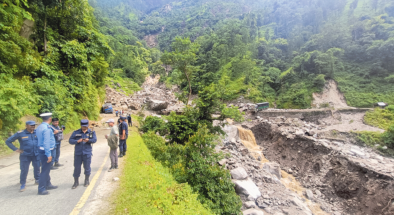 कर्णाली राजमार्गको यात्रामा सधैँ सास्ती,  मर्मतका नाममा करोडौँ खर्च भए पनि सडकको अवस्था उस्तै