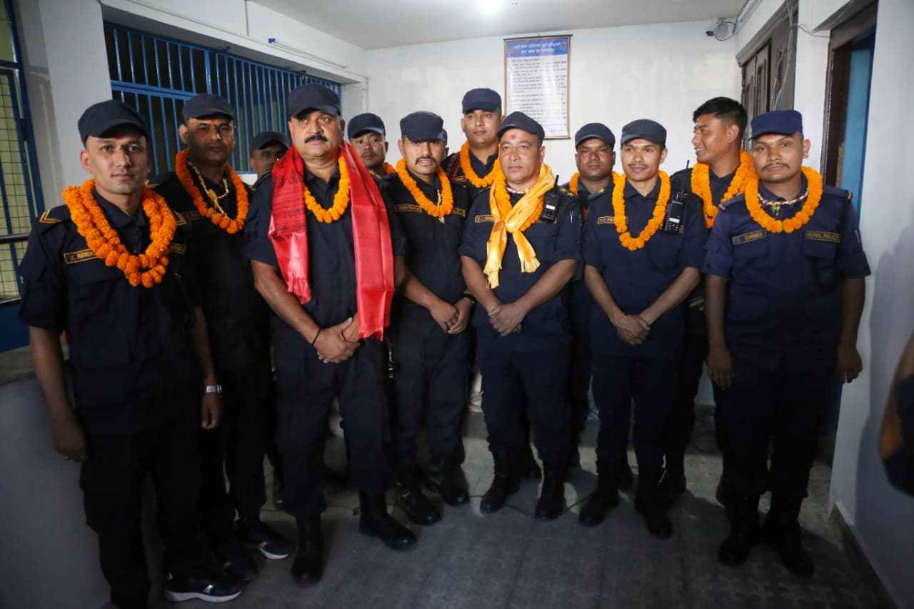 पूजाआजासहित कोटेश्वरमा पुनर्स्थापित भयो प्रहरी, स्थानीयले गरे फूलमालाले स्वागत (तस्वीरहरू)