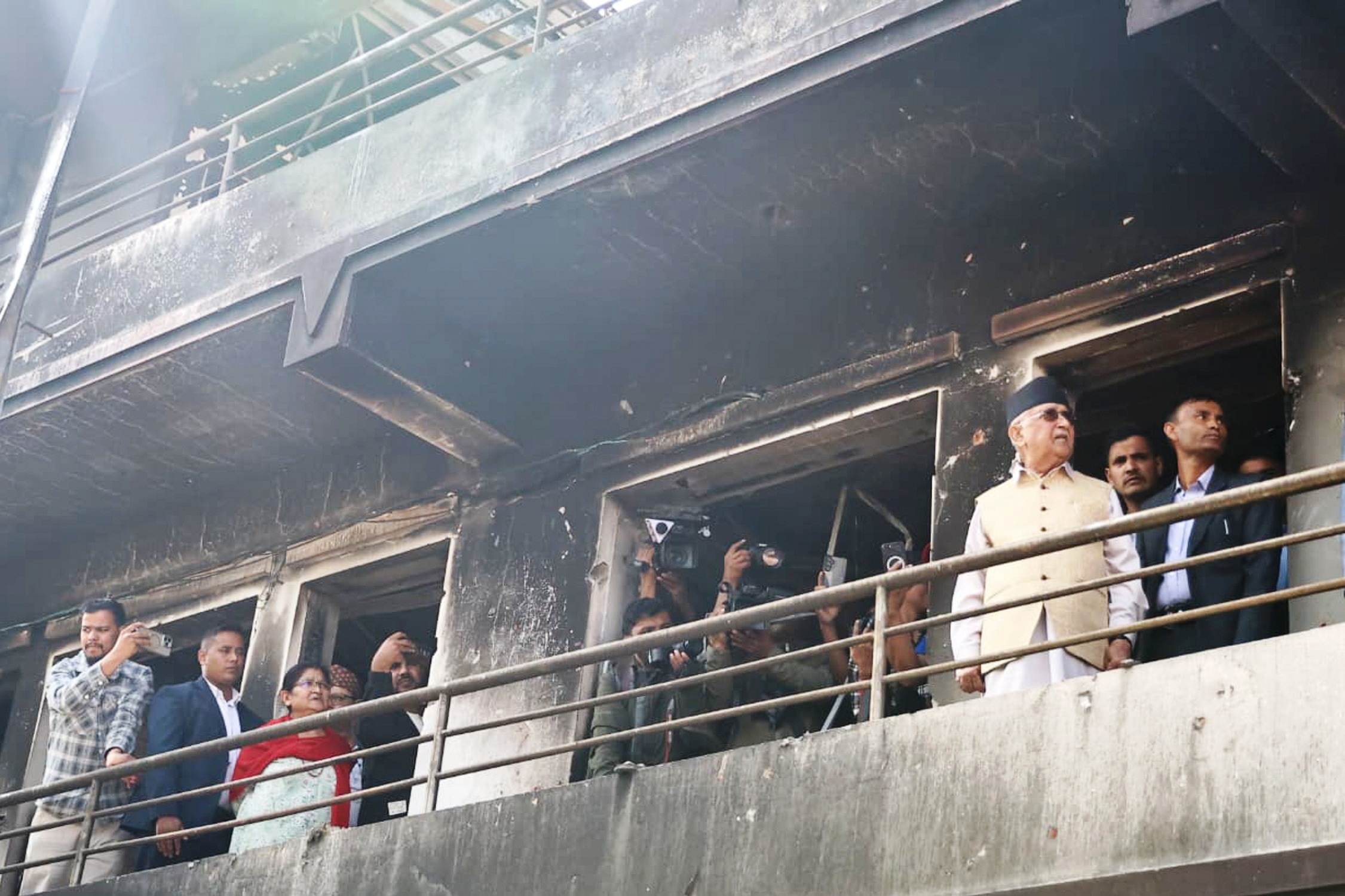 आफ्नो जलेको घर हेर्न बालकोट पुगे एमाले अध्यक्ष ओली (तस्वीहरू)
