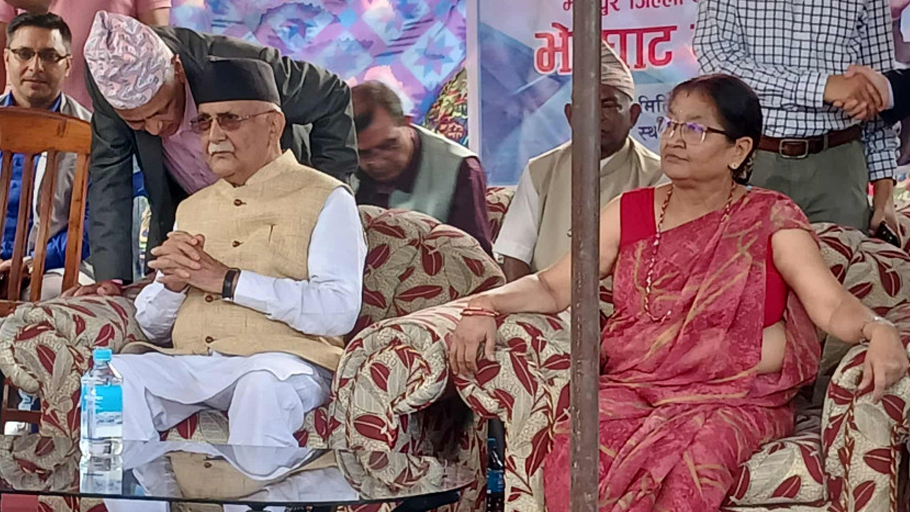 झण्डै एक घण्टापछि प्रहरी र कार्यकर्ताकाे उच्च सुरक्षासहित कार्यक्रमस्थल पुगे ओली