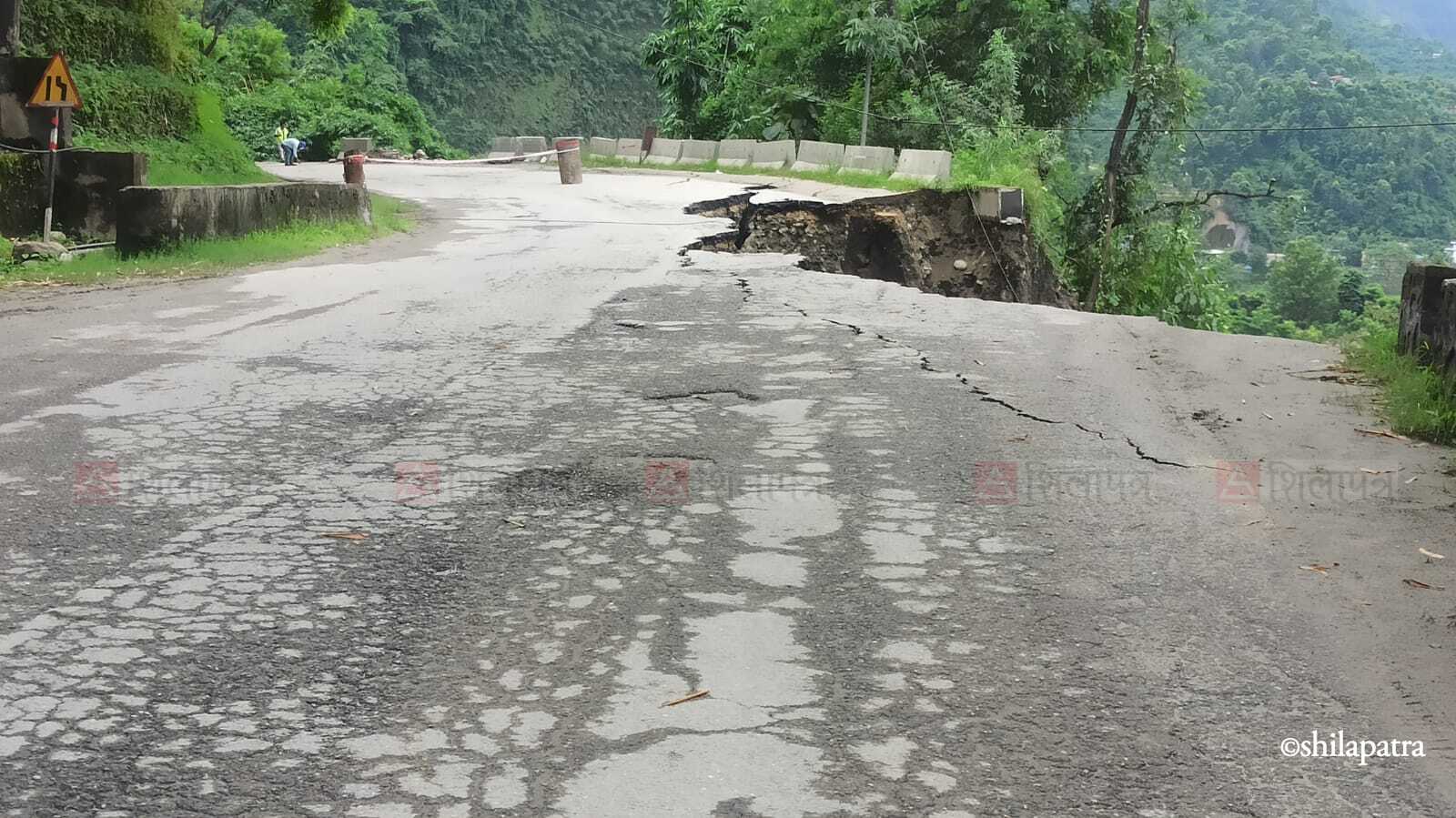 कृष्णभीरमा सडक भासिएपछि वैकल्पिक रुटबाट सवारी सञ्चालन