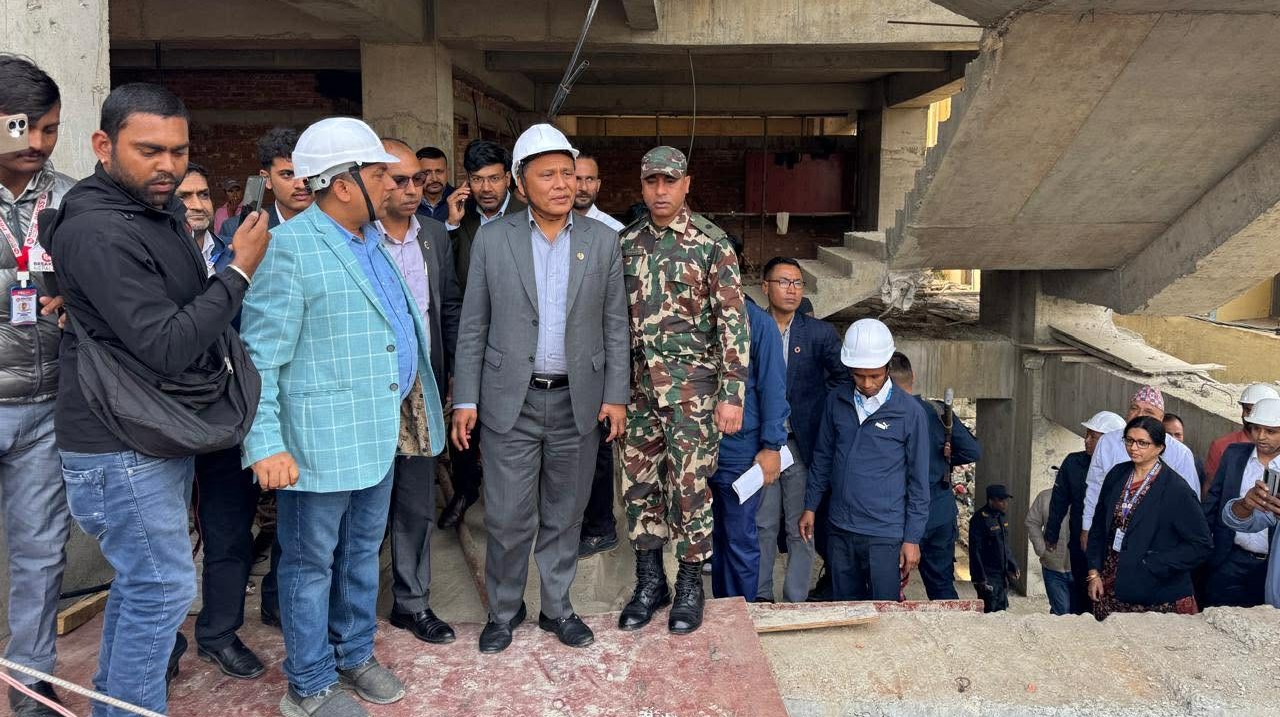 कोशी अस्पतालको निर्माणाधीन भवन निरीक्षण गर्दै मन्त्री घिसिङले भने– तीन सिफ्टमा काम गर्नू