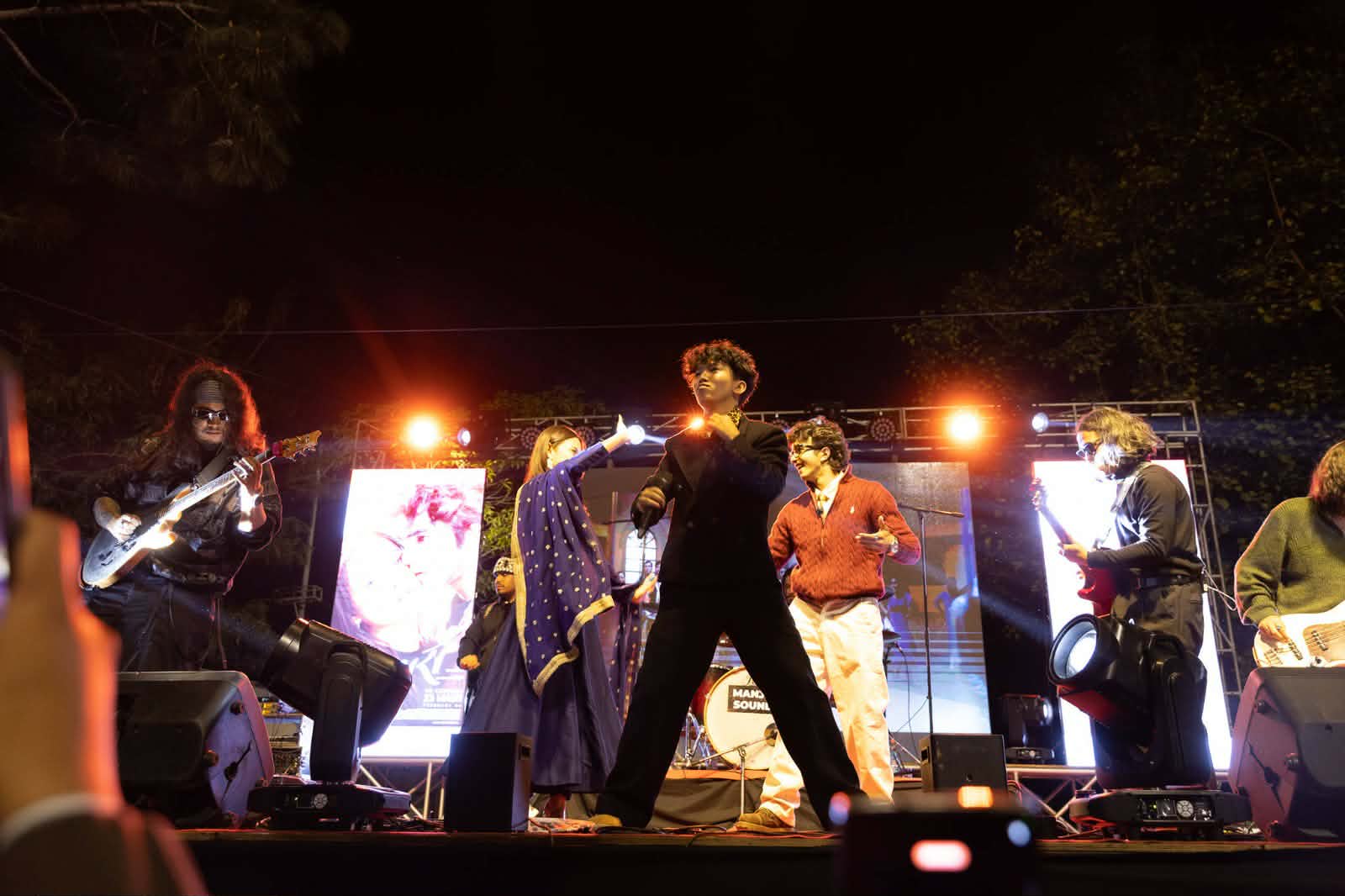 मैदानमा उम्मेदवार, हलमा फिल्म : समर्थक र दर्शक उतार्ने दोहोरो प्रतिस्पर्धा