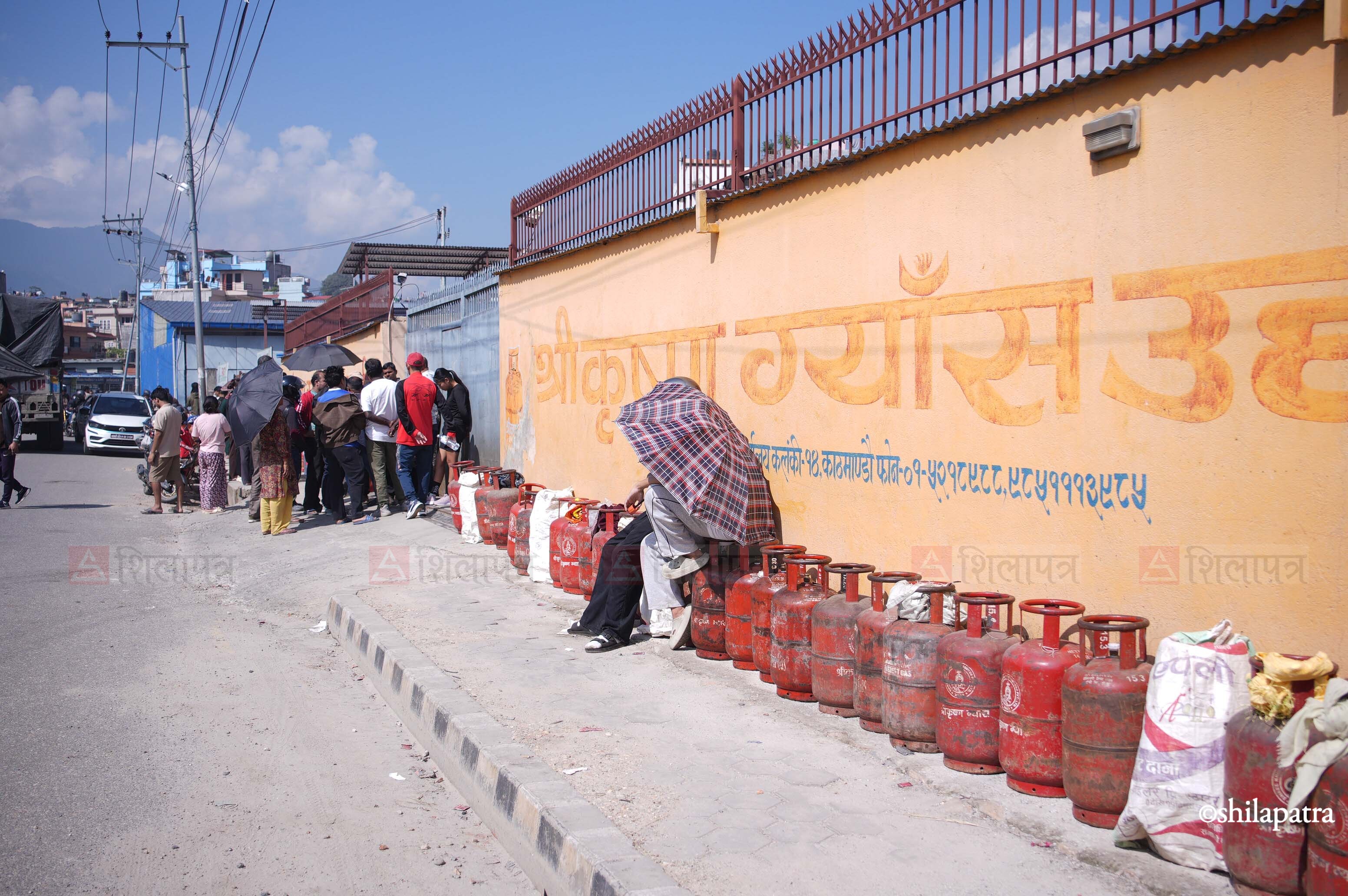दसैँका लागि काठमाडौंका यी ६ स्थानबाट वितरण हुँदै छ ग्यास (तस्वीरहरू)