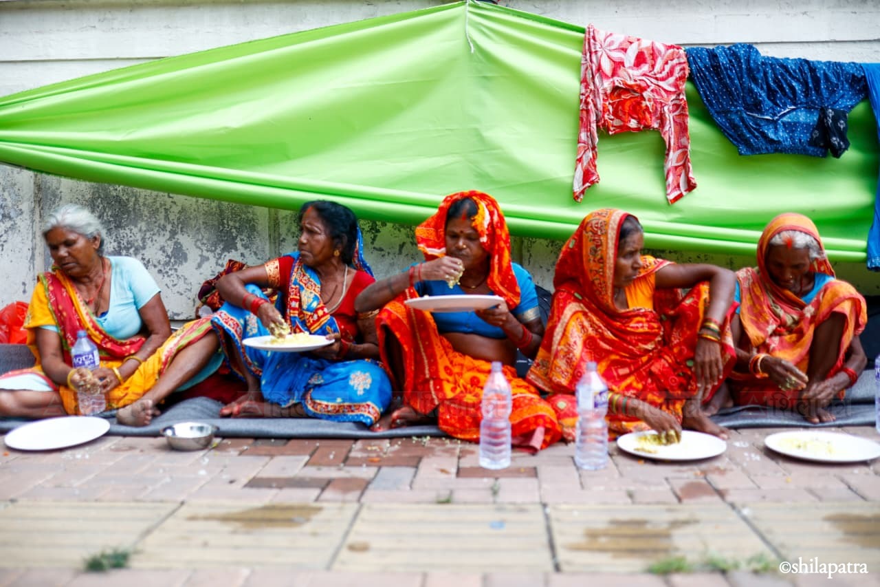 लघुवित्तपीडितको धर्ना : संस्थाले दिएको खानाको भर, माग पूरा नहुँदासम्म नउठ्ने (तस्वीरहरू)