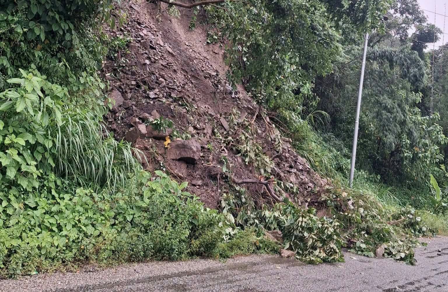 सुदूरपश्चिममा बाढीपहिरो : दर्जनौँ परिवार विस्थापित, लामो दूरीका सवारीमा आज पनि रोक