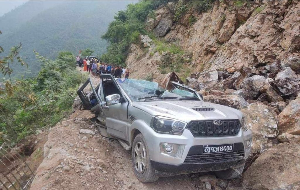 गुडिरहेको स्कार्पियोमा पहिरो खस्याे