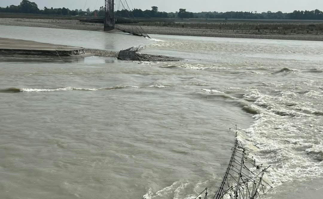 महाकालीको झोलुंगे पुलसँगै चुँडिएको टेलिकमको तार तान्ने क्रममा सशस्त्रका असई बेपत्ता