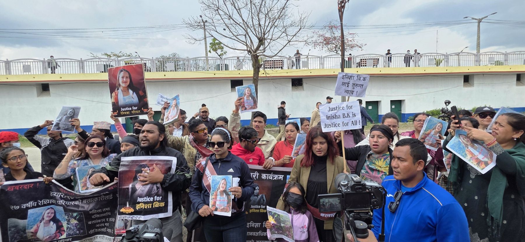 न्याय माग्दै महिला आयोगमा नारा– छोरीचेलीको रक्षा  गर