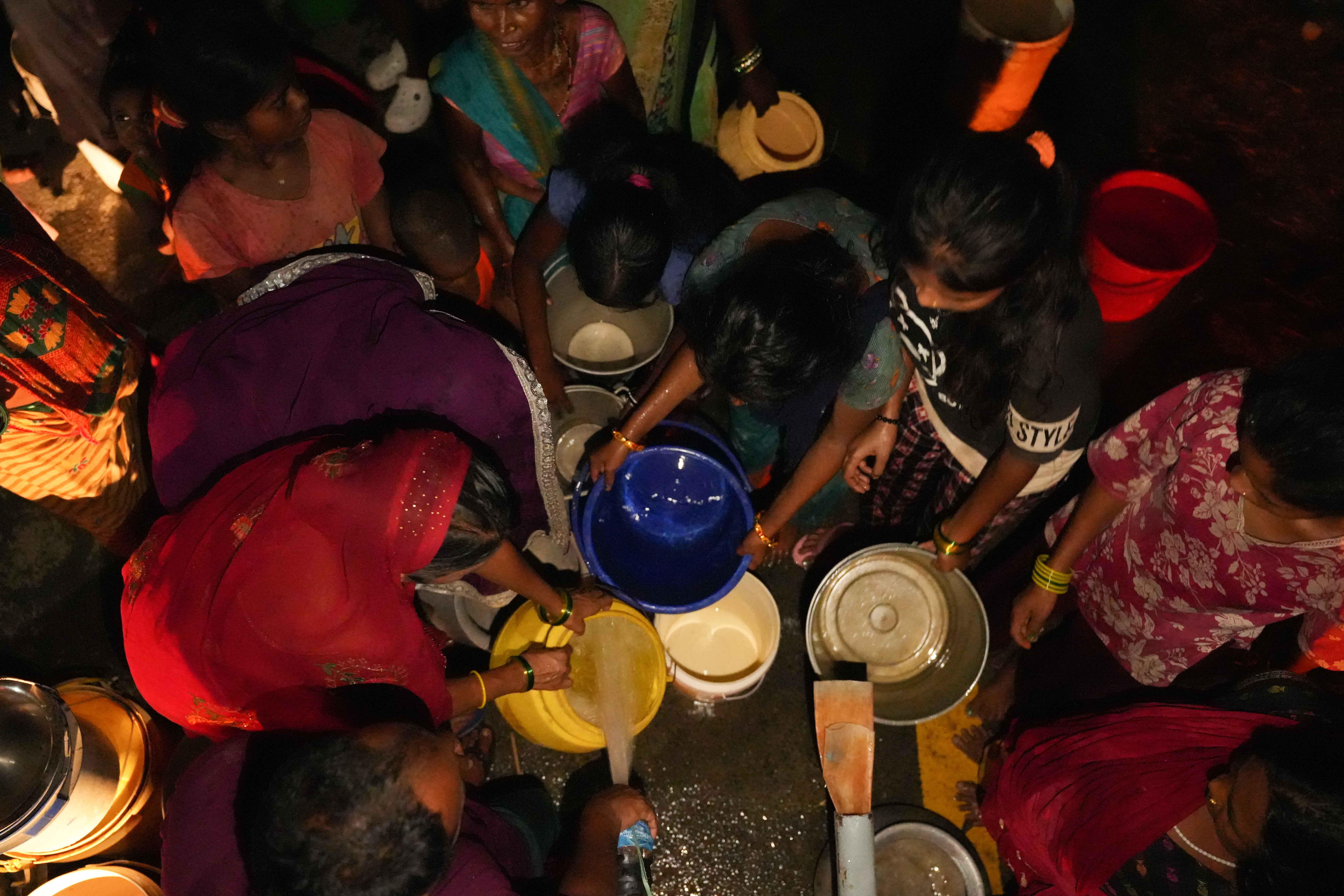 मधेशमा पानीको हाहाकार, ट्याङ्करको पानी वितरण पनि प्रभावकारी हुन सकेन (तस्वीरहरू)