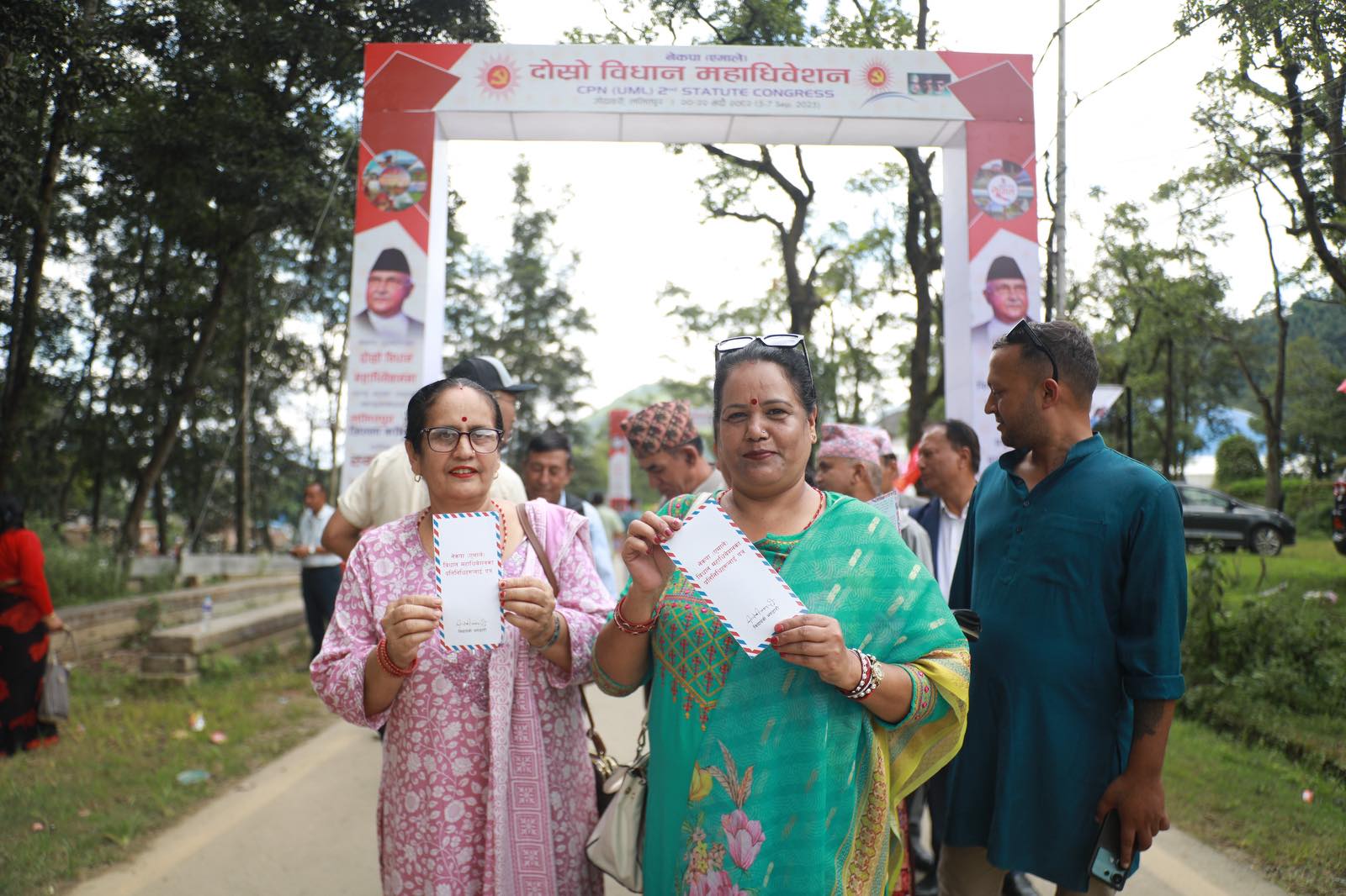 ‘विद्या भण्डारीको सन्देश’ भन्दै एमाले विधान महाधिवेशनस्थलमा बाँडिँदै छ हजारौँ चिट्ठी (तस्वीरहरू)