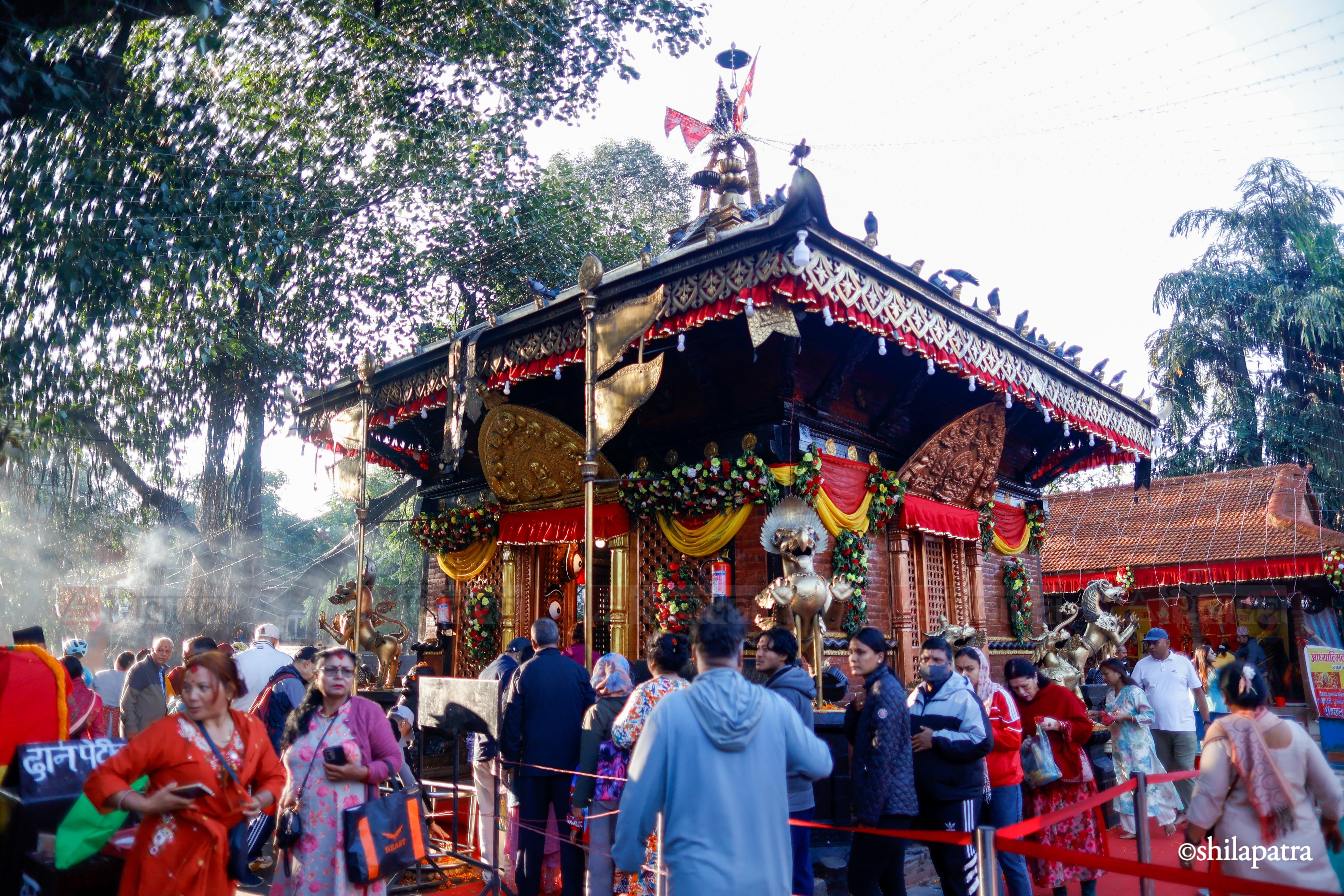 तस्वीरमा हेर्नुहाेस् मैतीदेवी मन्दिरमा भक्तजनको चहलपहल