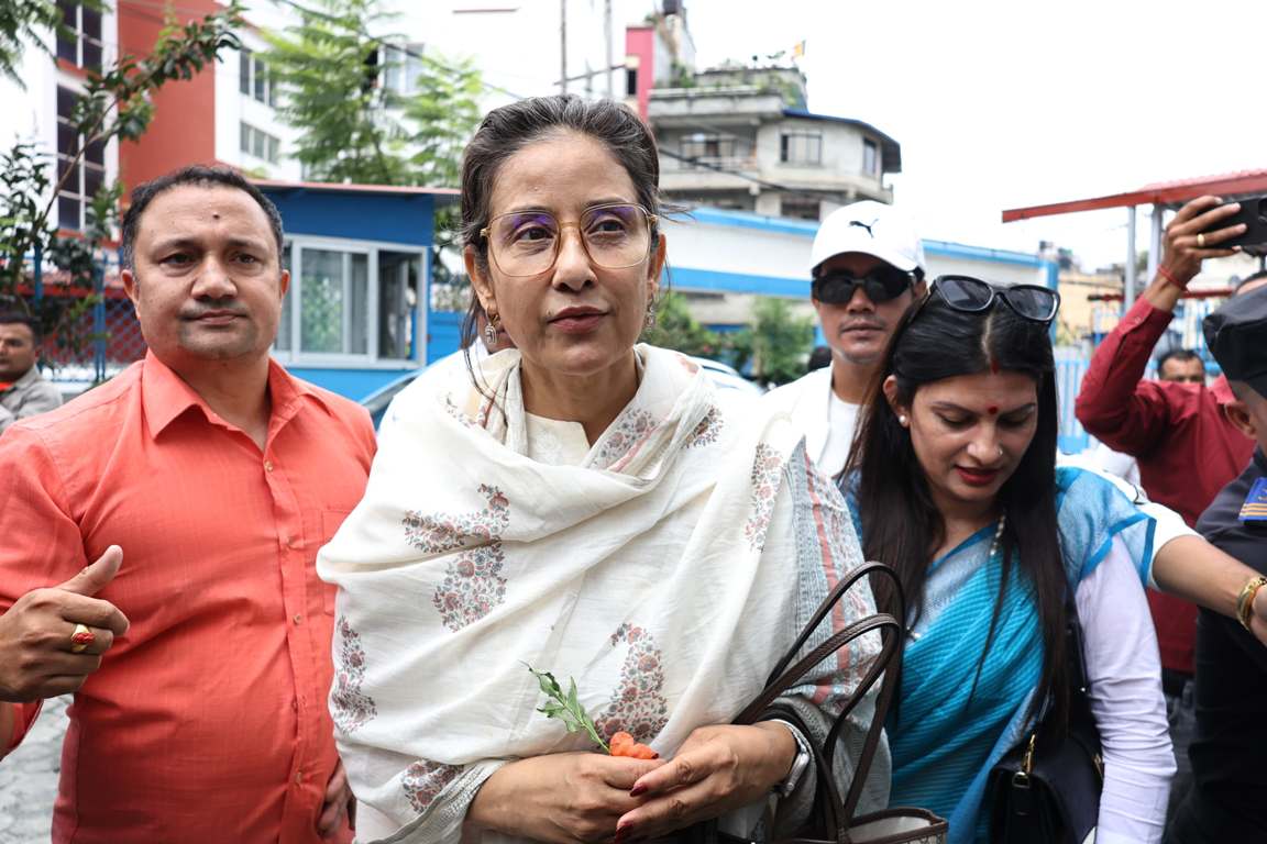 अभिनेत्री मनिषा कोइरालाले वनस्थलीस्थित रास्वपा कार्यालयमै पुगेर गरिन् हस्ताक्षर (तस्वीरहरू)