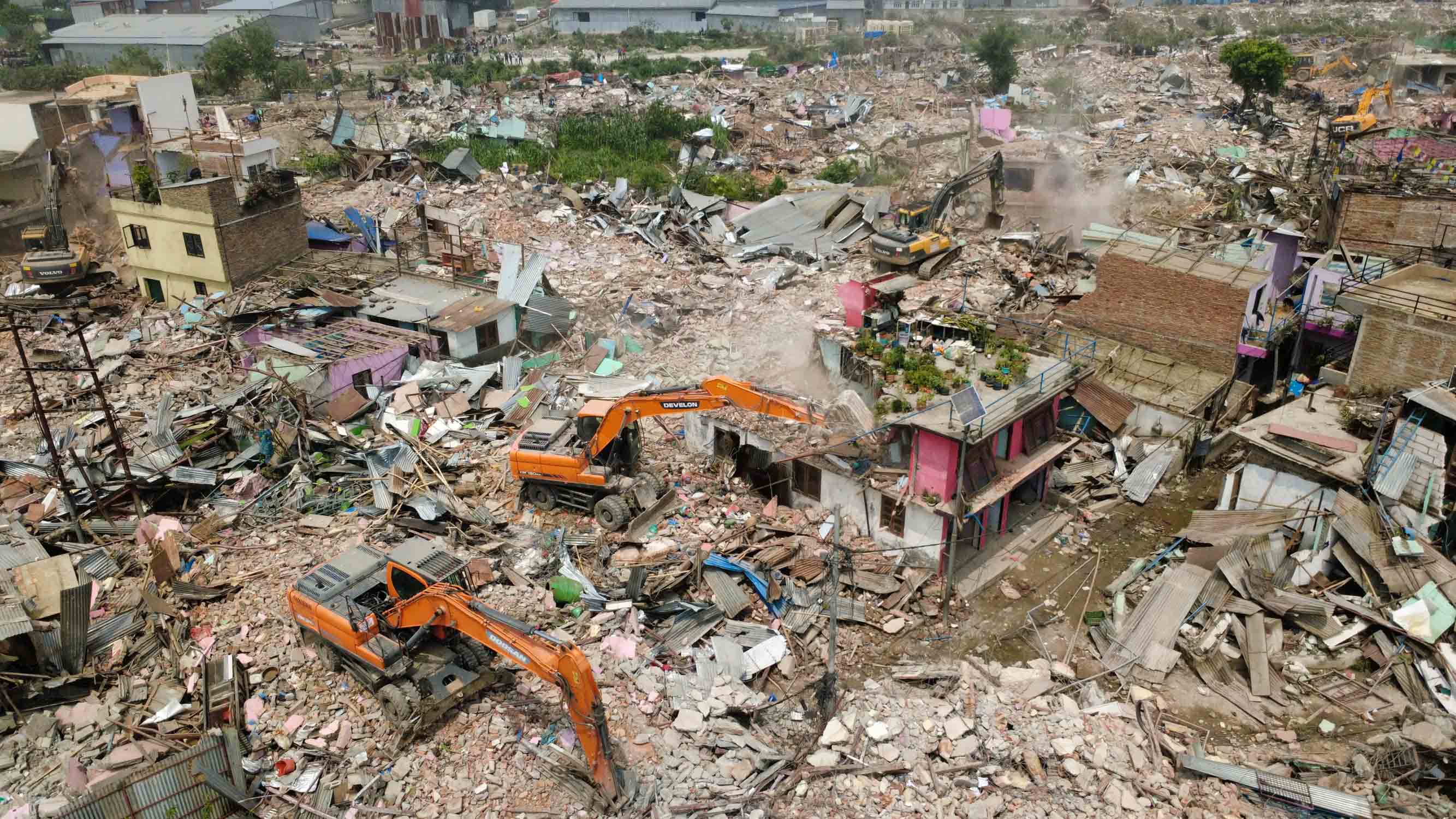 काठमाडौंका नदीकिनारका सुकुम्बासी बस्तीमा शुक्रबार बिहानैदेखि डाेजर चल्ने, खाली गर्न आग्रह