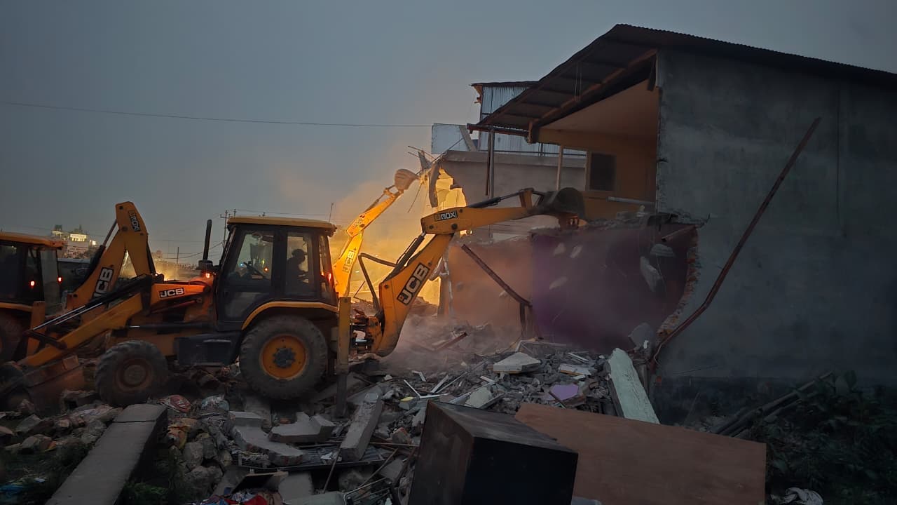 मनोहरामा प्रहरी र डाेजरमाथि ढुंगा प्रहार, फर्कियो टोली (तस्वीरहरू)