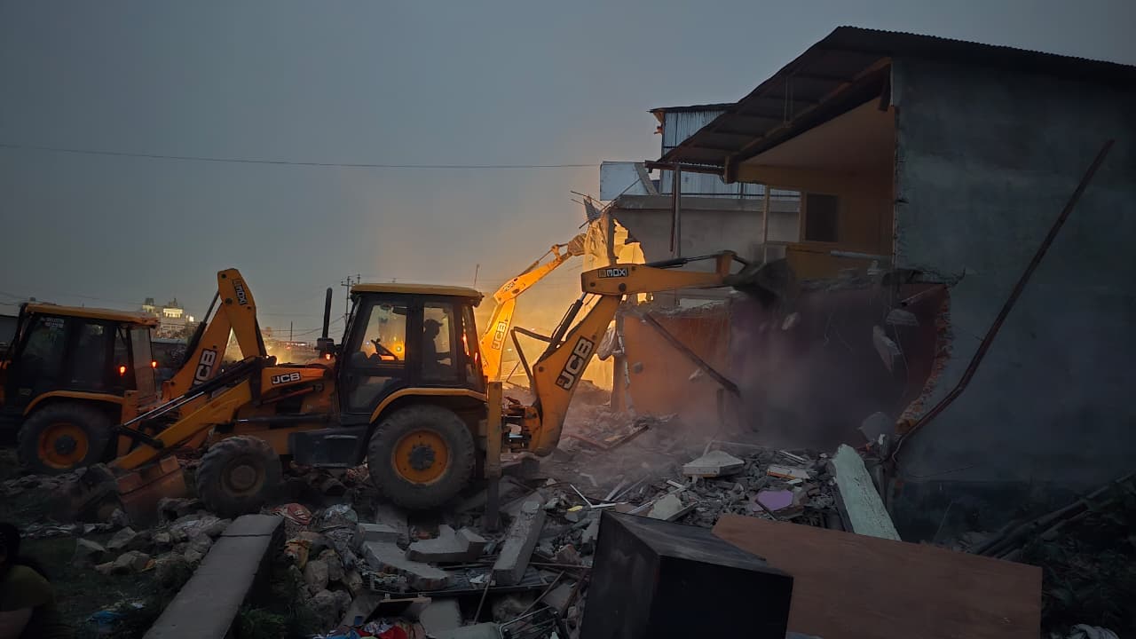 मनोहराको सुकुम्बासी बस्ती हटाउन सुरक्षाकर्मीको ठूलो टोलीसहित पुग्यो डोजर