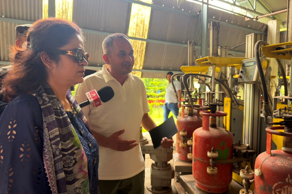 ग्यास अभावबारे गुनासो बढेपछि उद्योग र डिपोमा मन्त्रीको अनुगमन